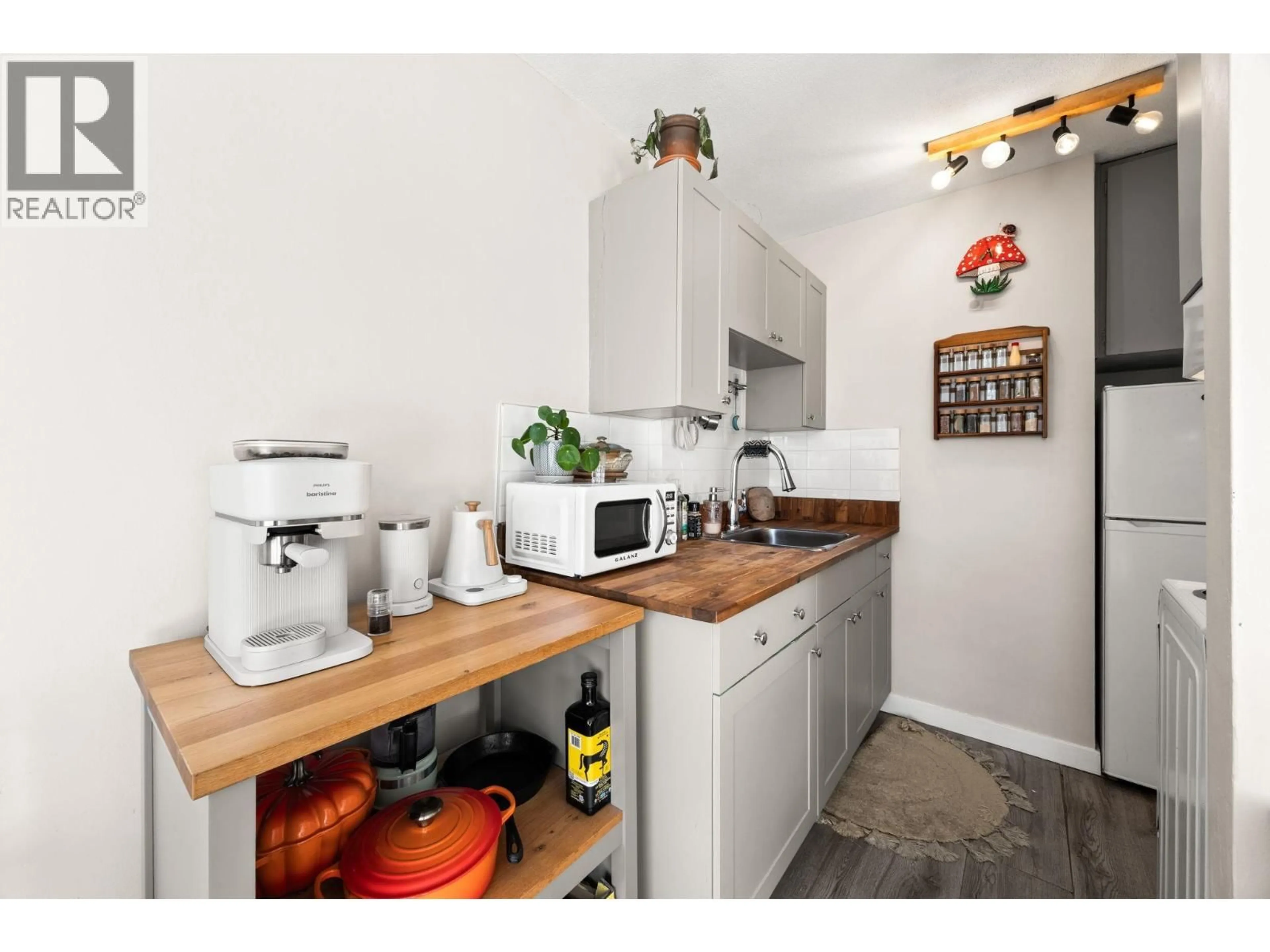 Standard kitchen, wood/laminate floor for 701 - 1100 HARWOOD STREET, Vancouver British Columbia V6E1R7