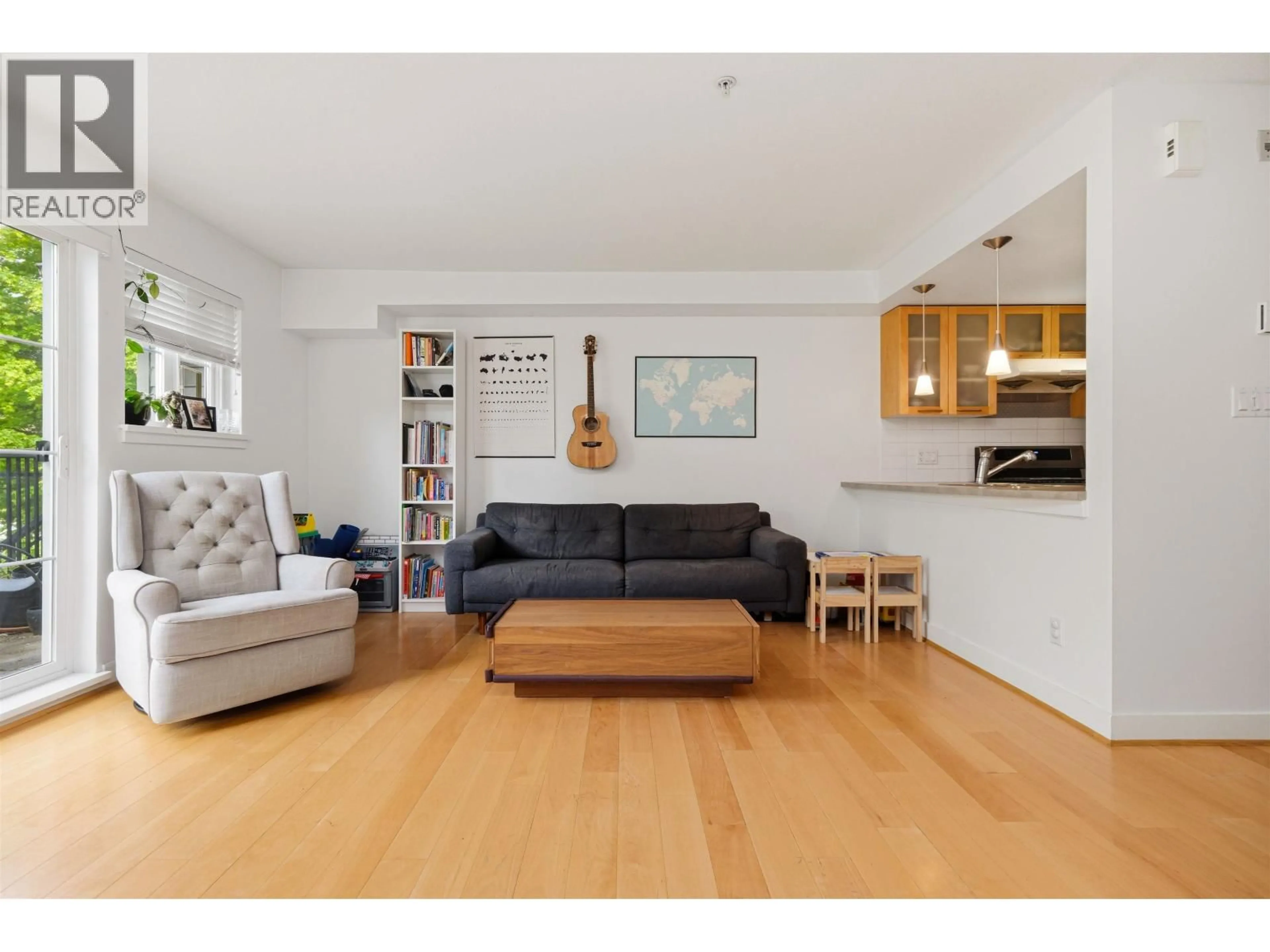 Living room with furniture, wood/laminate floor for 39 - 9339 ALBERTA ROAD, Richmond British Columbia V6Y4E3