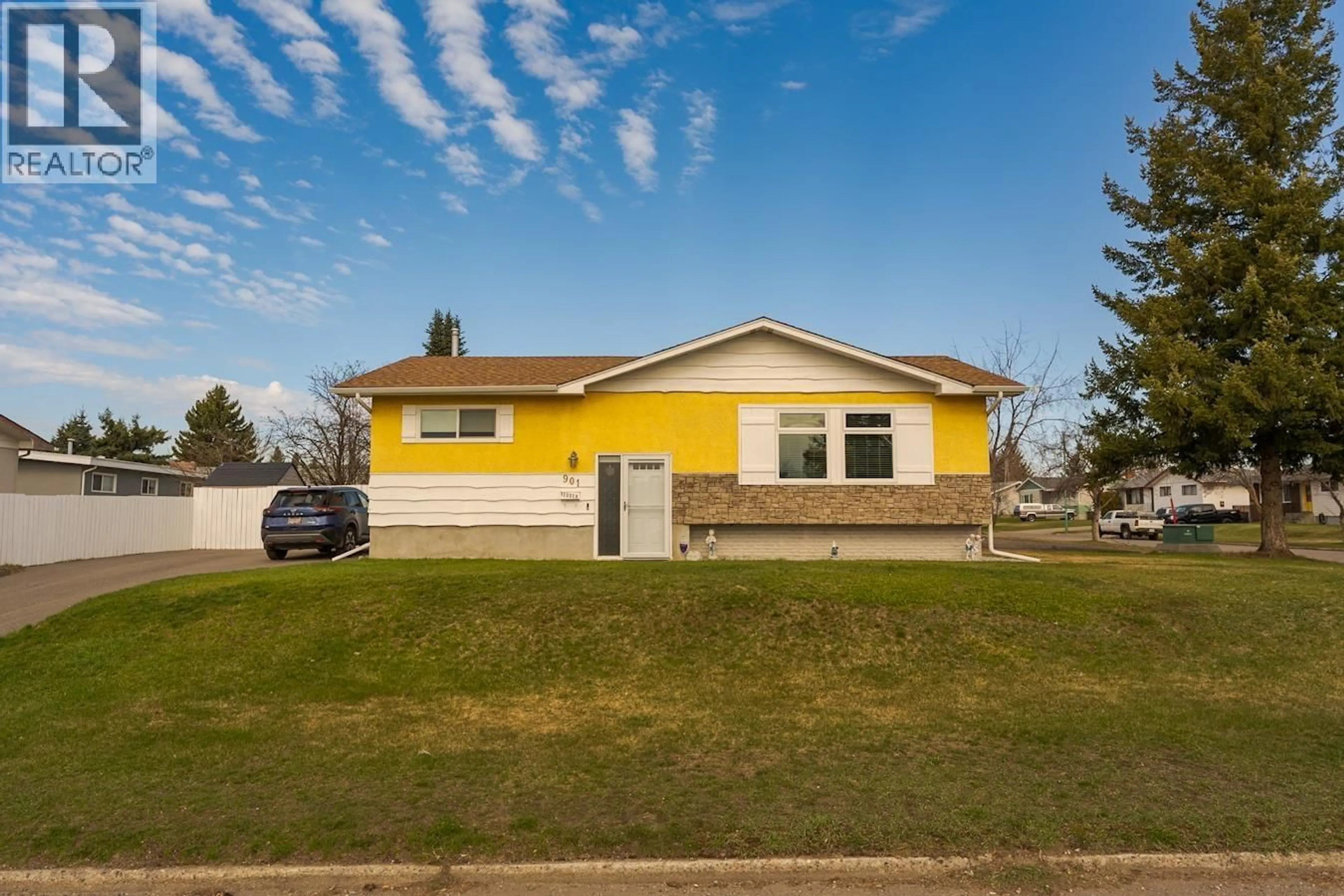 Home with vinyl exterior material, street for 901 VEDDER CRESCENT, Prince George British Columbia V2M3T1