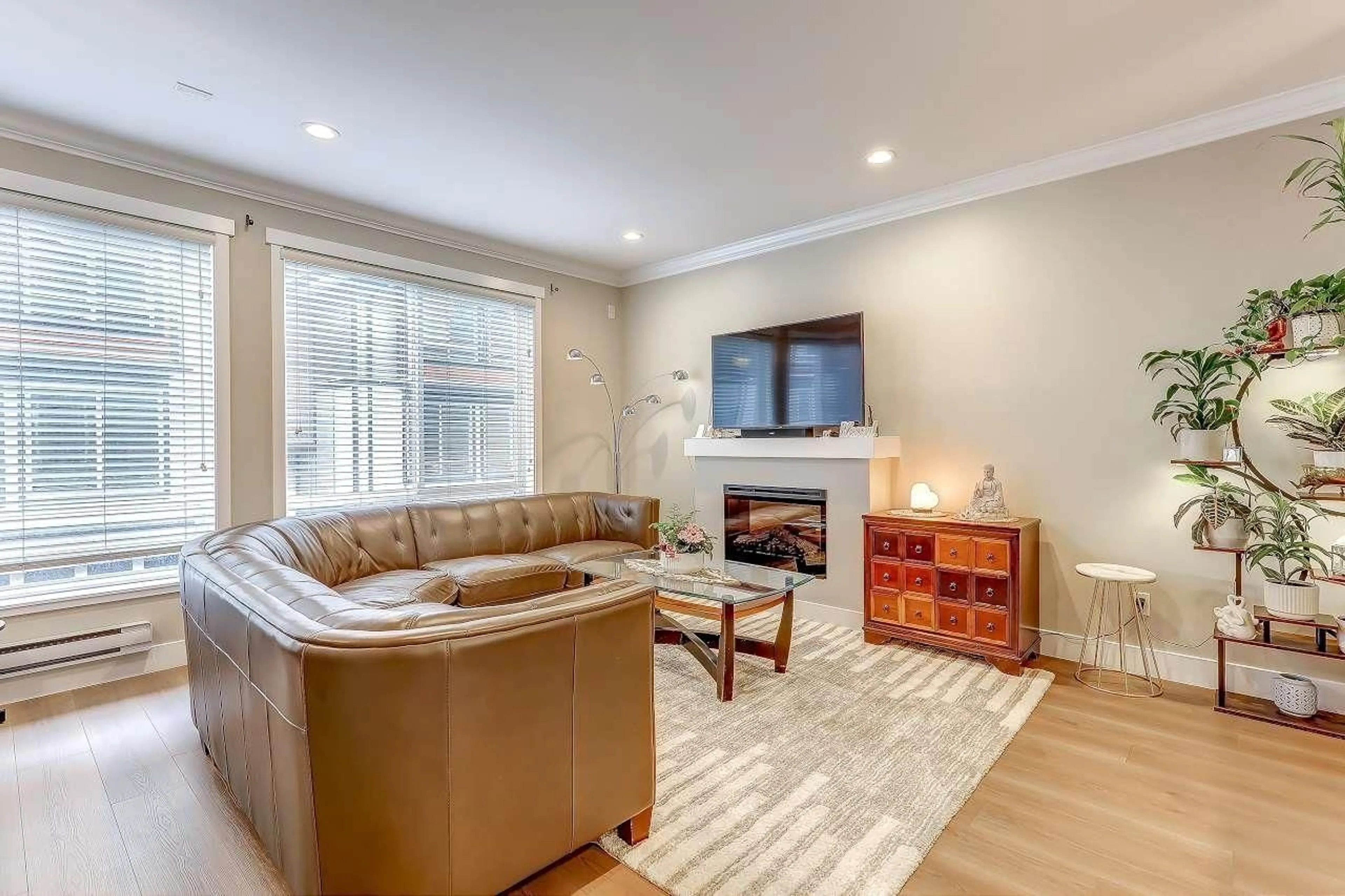 Living room with furniture, wood/laminate floor for 3 - 6378 142 STREET, Surrey British Columbia V3X1B8