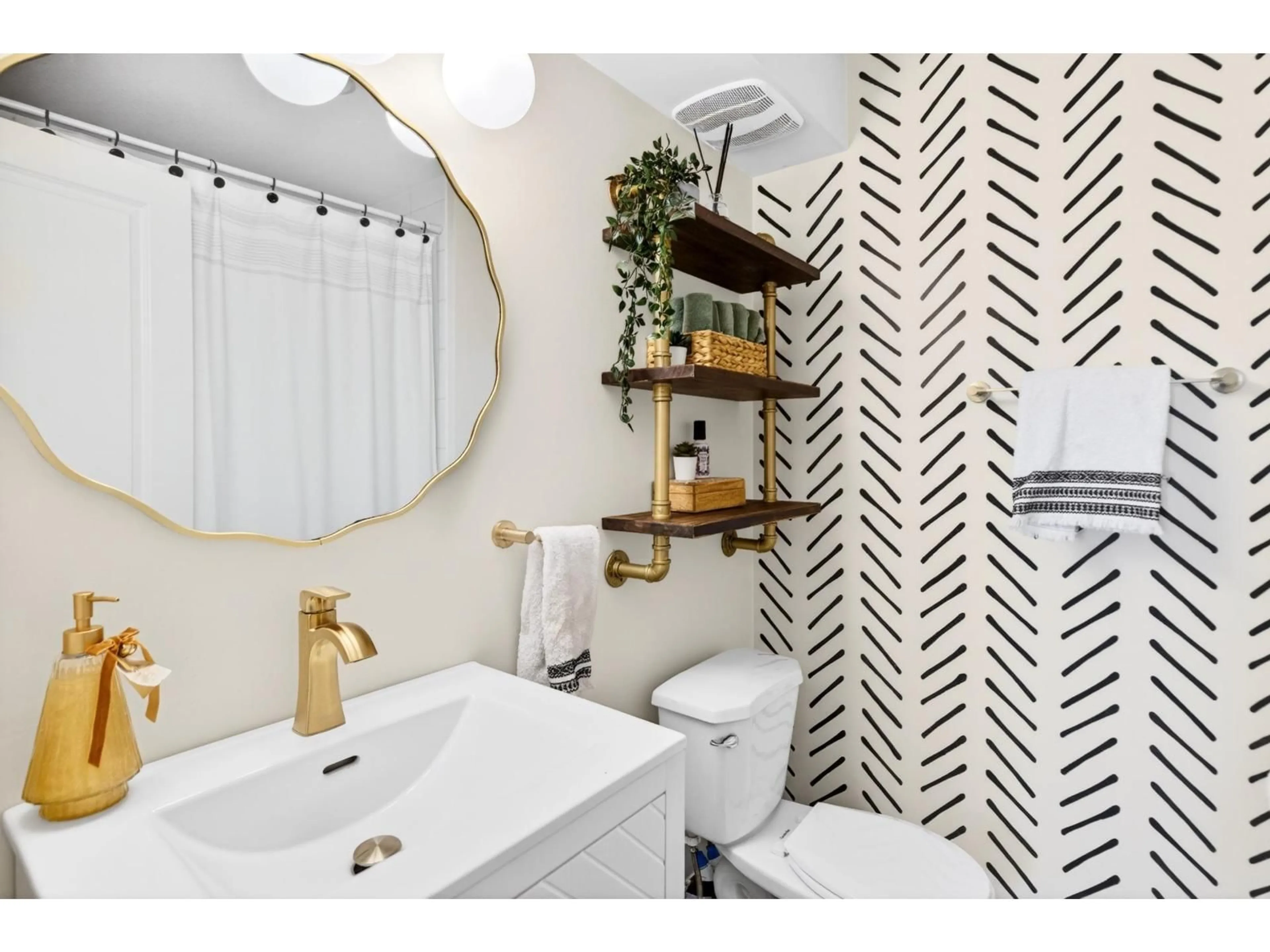 Contemporary bathroom, ceramic/tile floor for 34974 CLAYBURN ROAD, Abbotsford British Columbia V2S7Y9