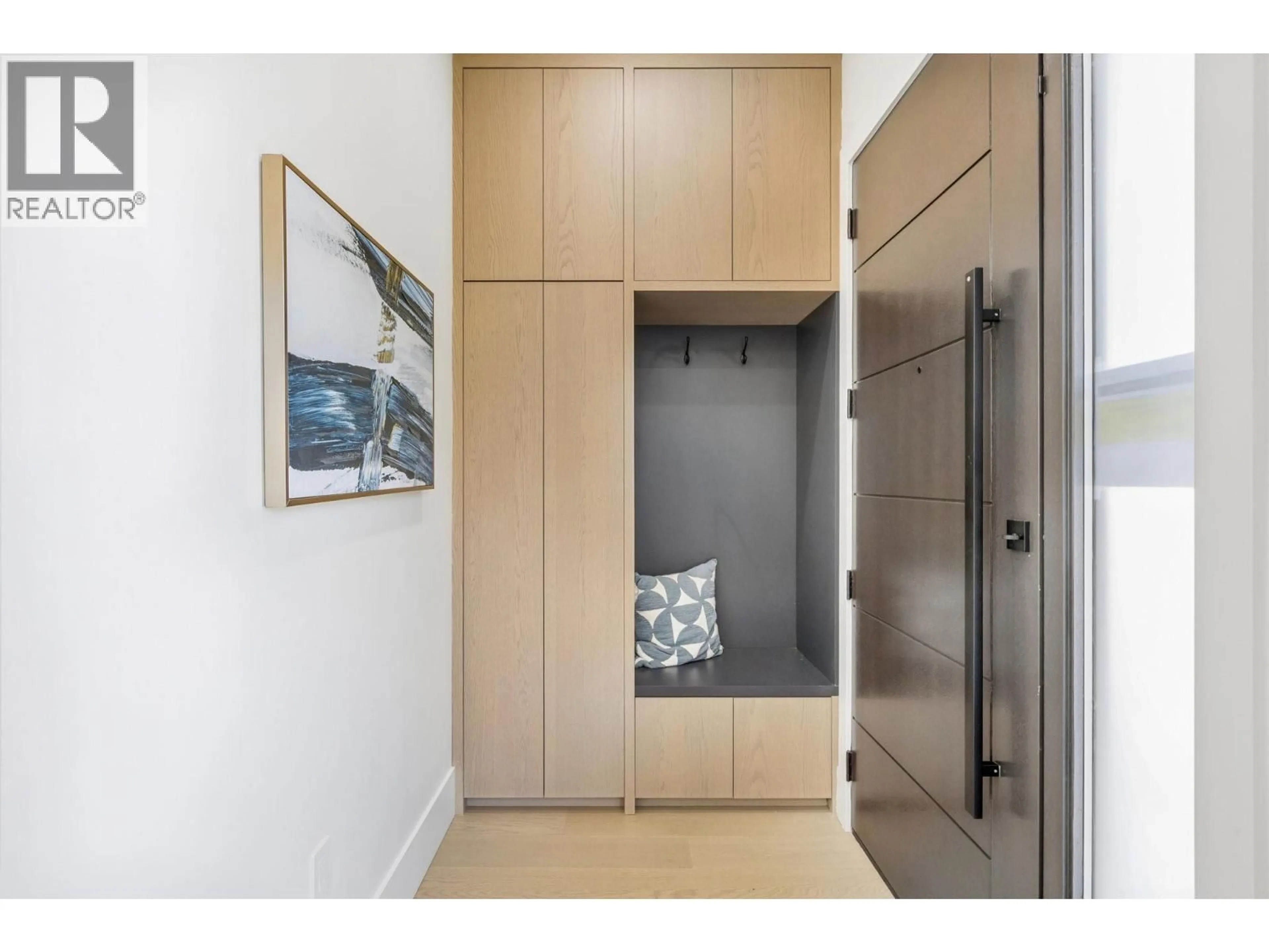 Indoor entryway for 2 - 6512 GRANT STREET, Burnaby British Columbia V5B2K8
