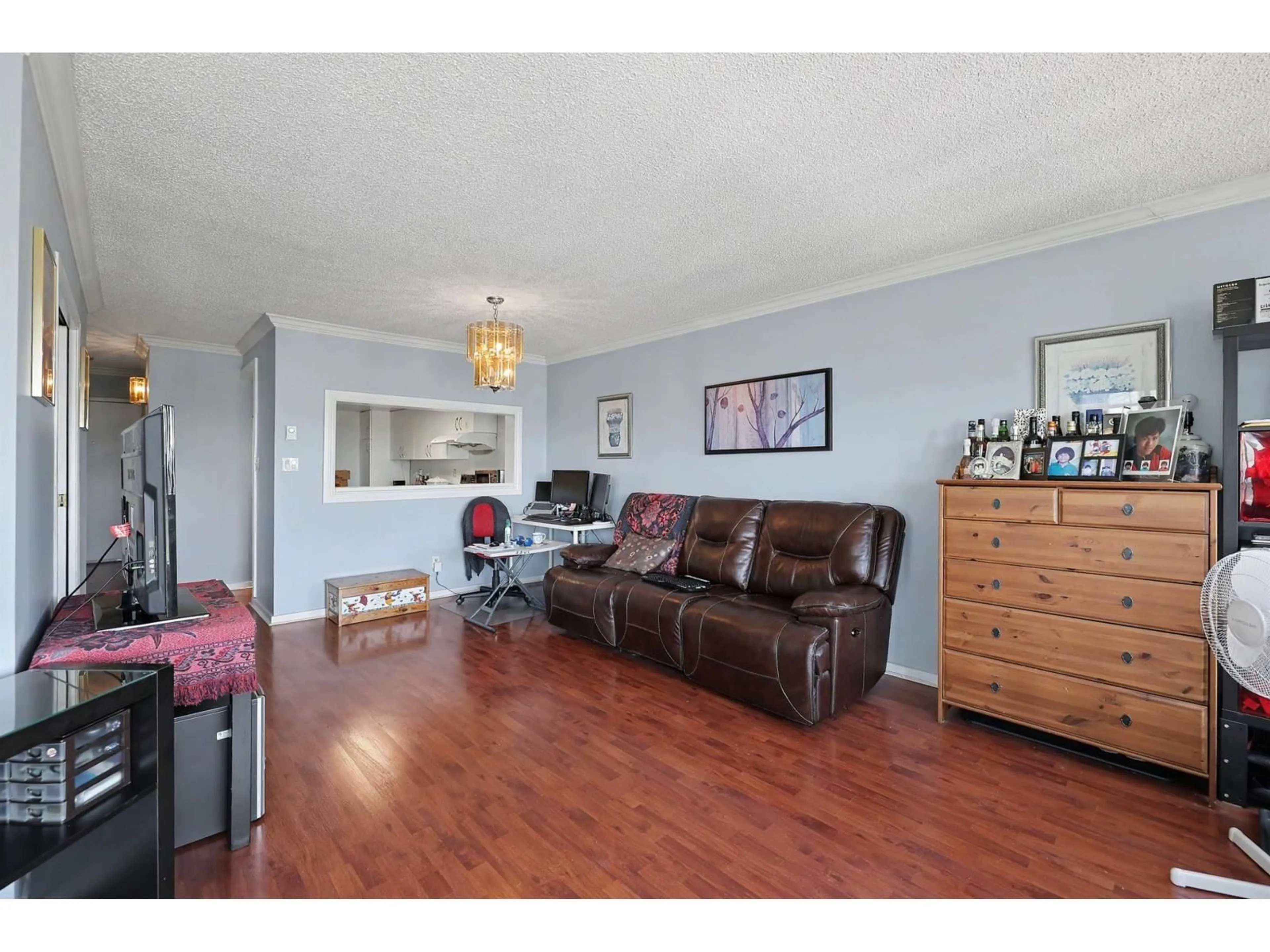 Living room with furniture, wood/laminate floor for 1701 - 14881 103A AVENUE, Surrey British Columbia V3R0M5