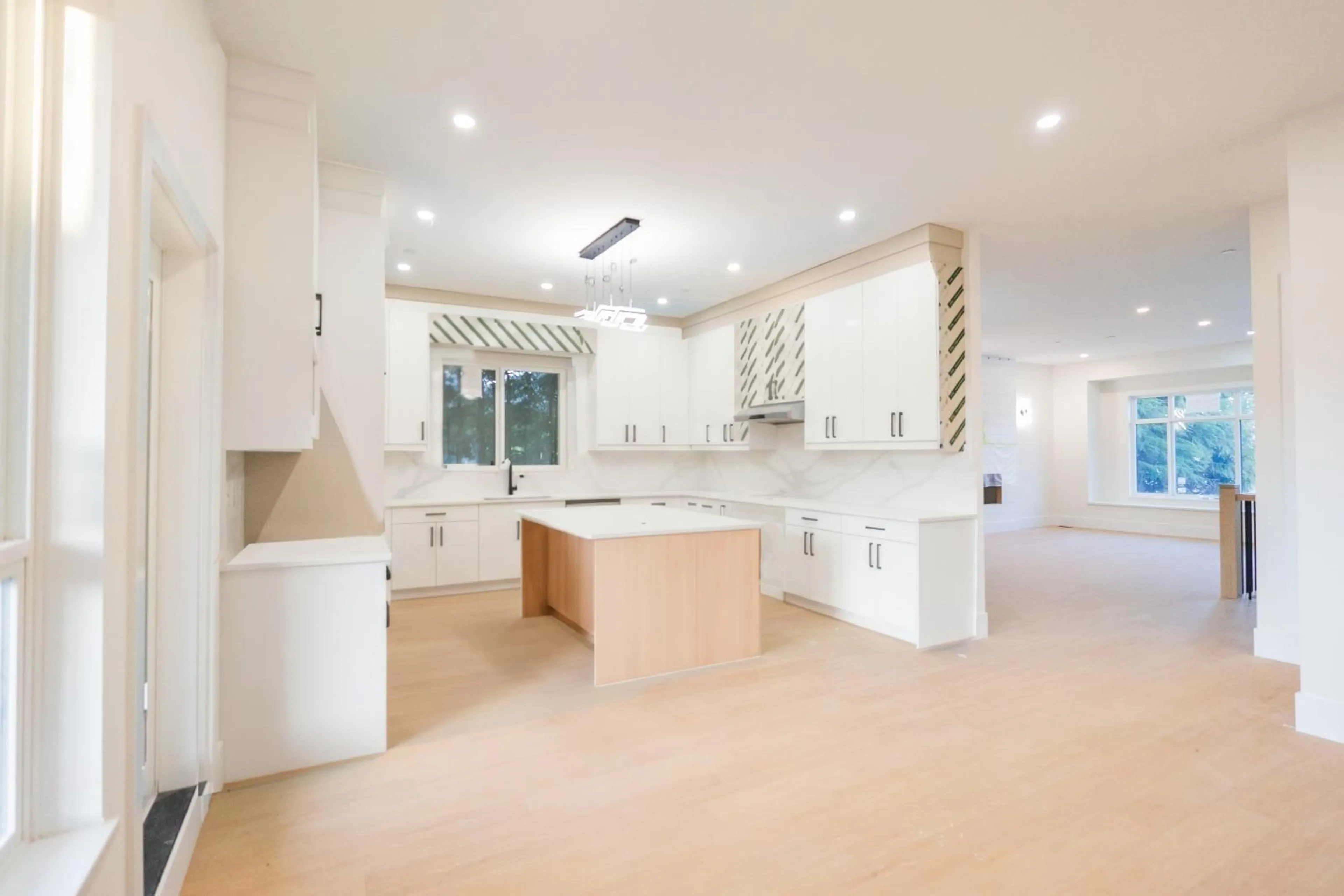 Open concept kitchen, ceramic/tile floor for 8511 BENEDICT BLVD BOULEVARD, Mission British Columbia V2V0H1