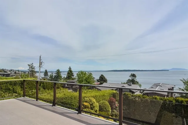 14371 SUNSET DRIVE, White Rock 3