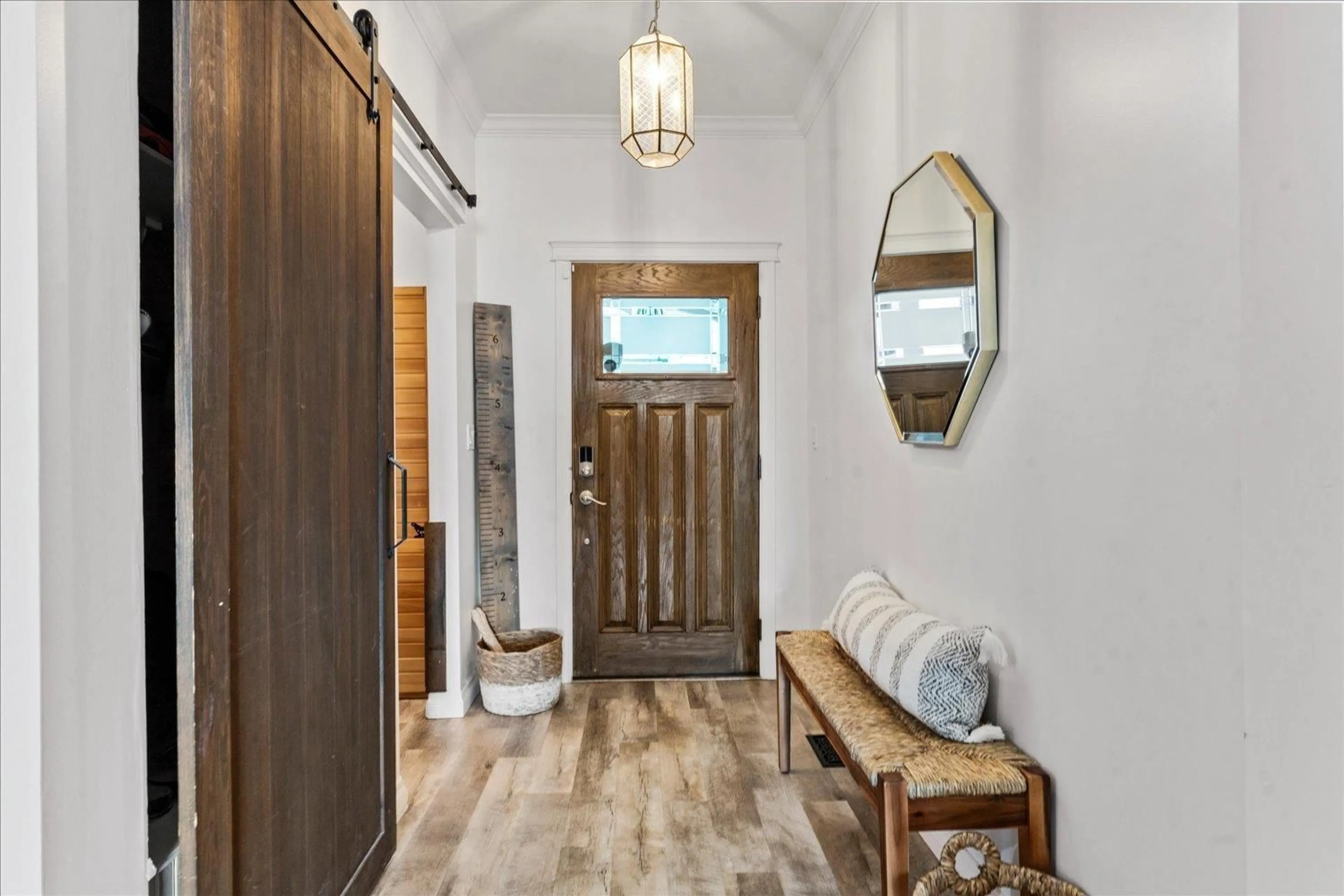 Indoor entryway for 46881 SYLVAN DRIVE, Chilliwack British Columbia V2R0J8