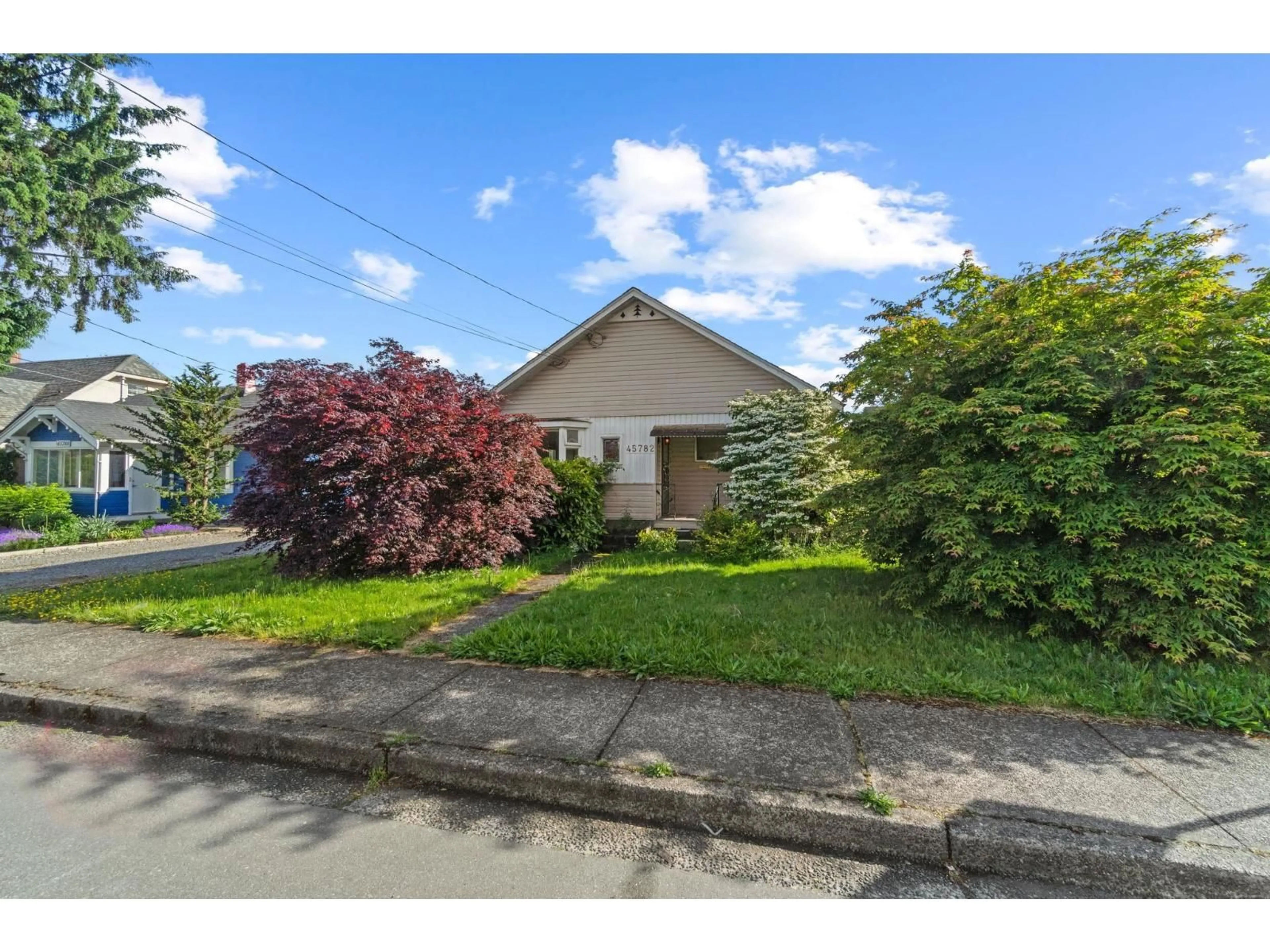 A pic from outside/outdoor area/front of a property/back of a property/a pic from drone, street for 45782 VICTORIA AVENUE, Chilliwack British Columbia V2P2T5