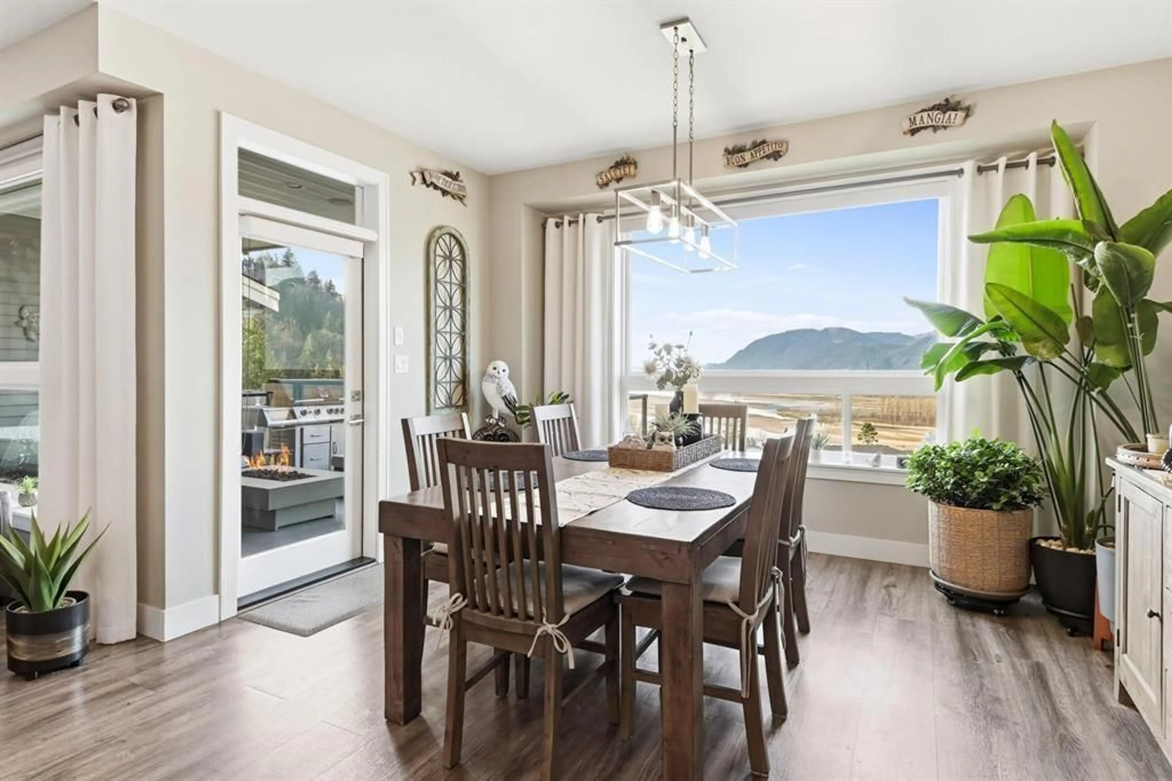 Dining room, wood/laminate floor for 21 - 43685 CHILLIWACK MOUNTAIN ROAD, Chilliwack British Columbia V2R0X5
