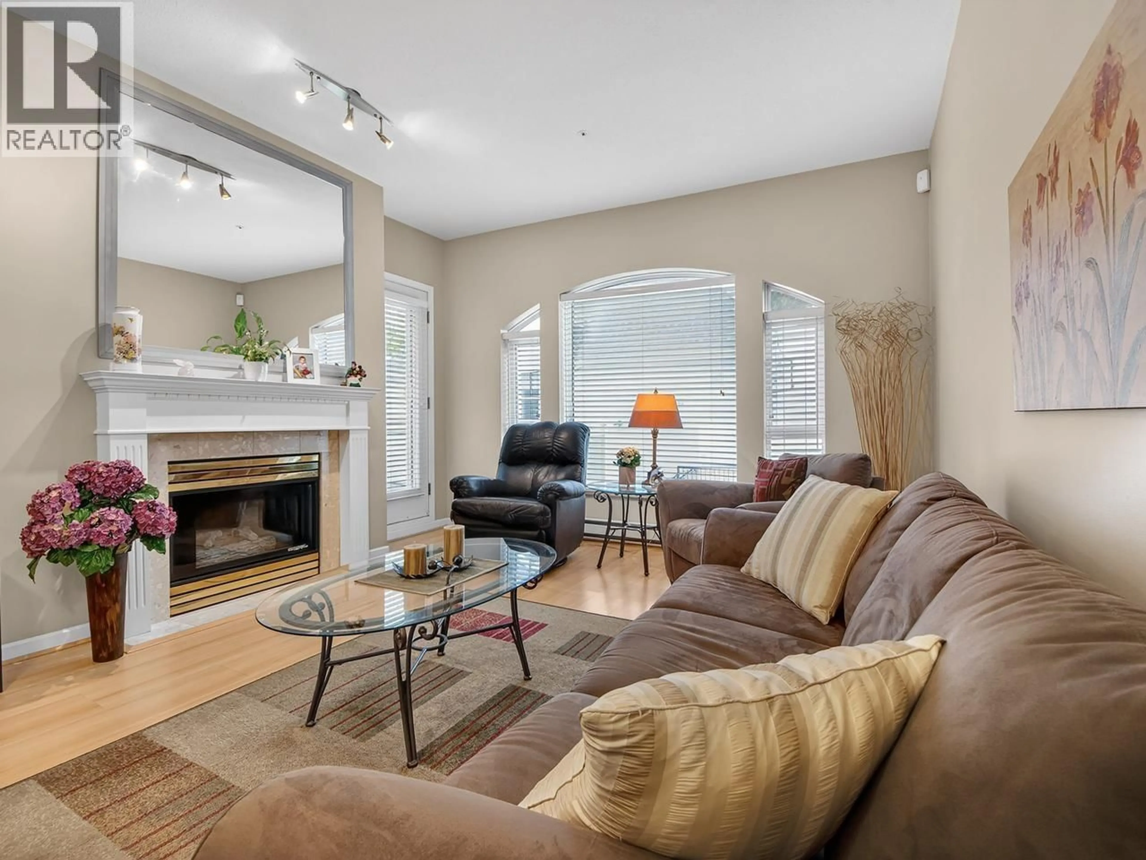 Living room with furniture, unknown for 513 - 5262 OAKMOUNT CRESCENT, Burnaby British Columbia V5H4R7