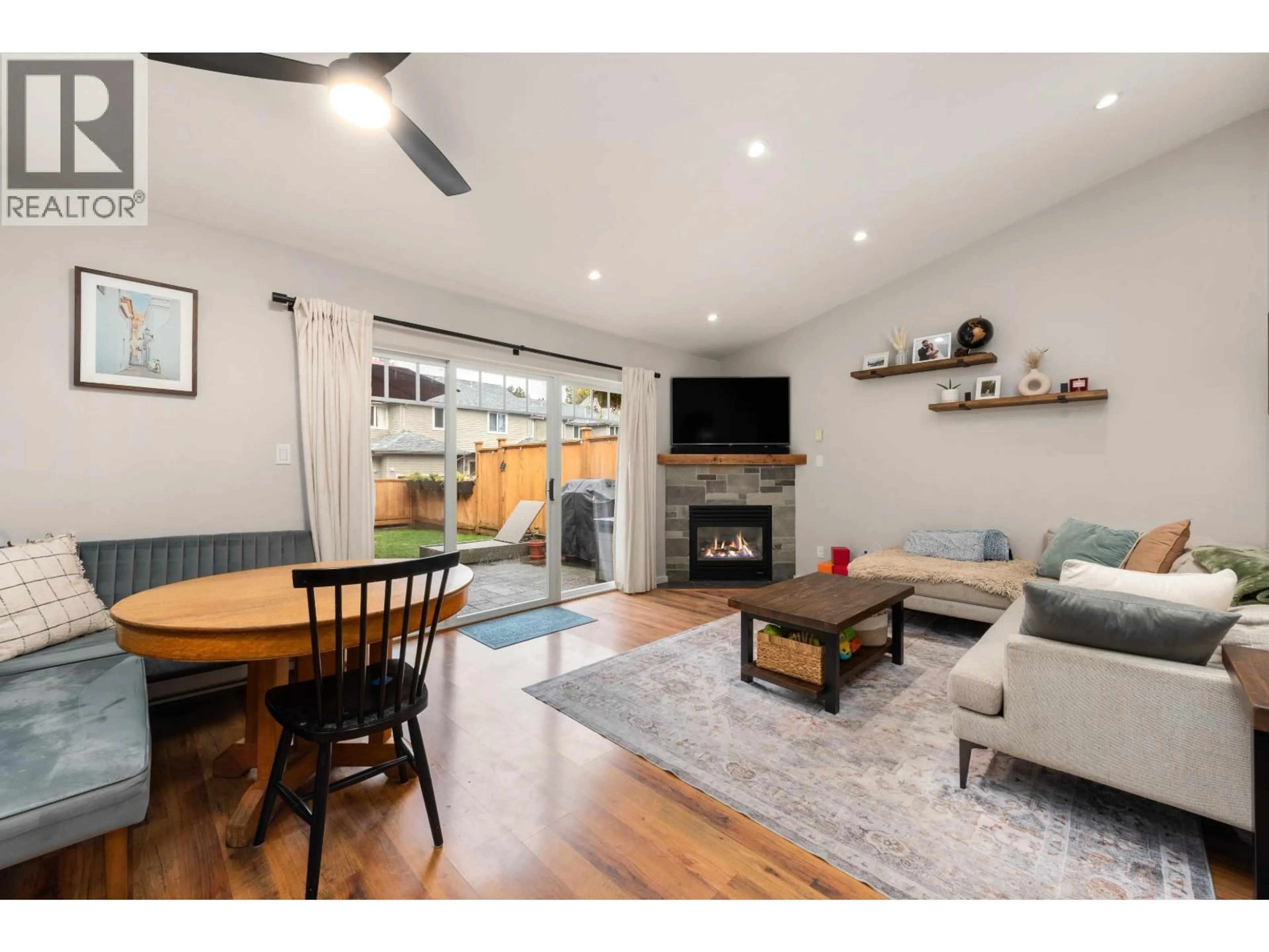 Living room with furniture, wood/laminate floor for 73 - 1821 WILLOW CRESCENT, Squamish British Columbia V8B0L9
