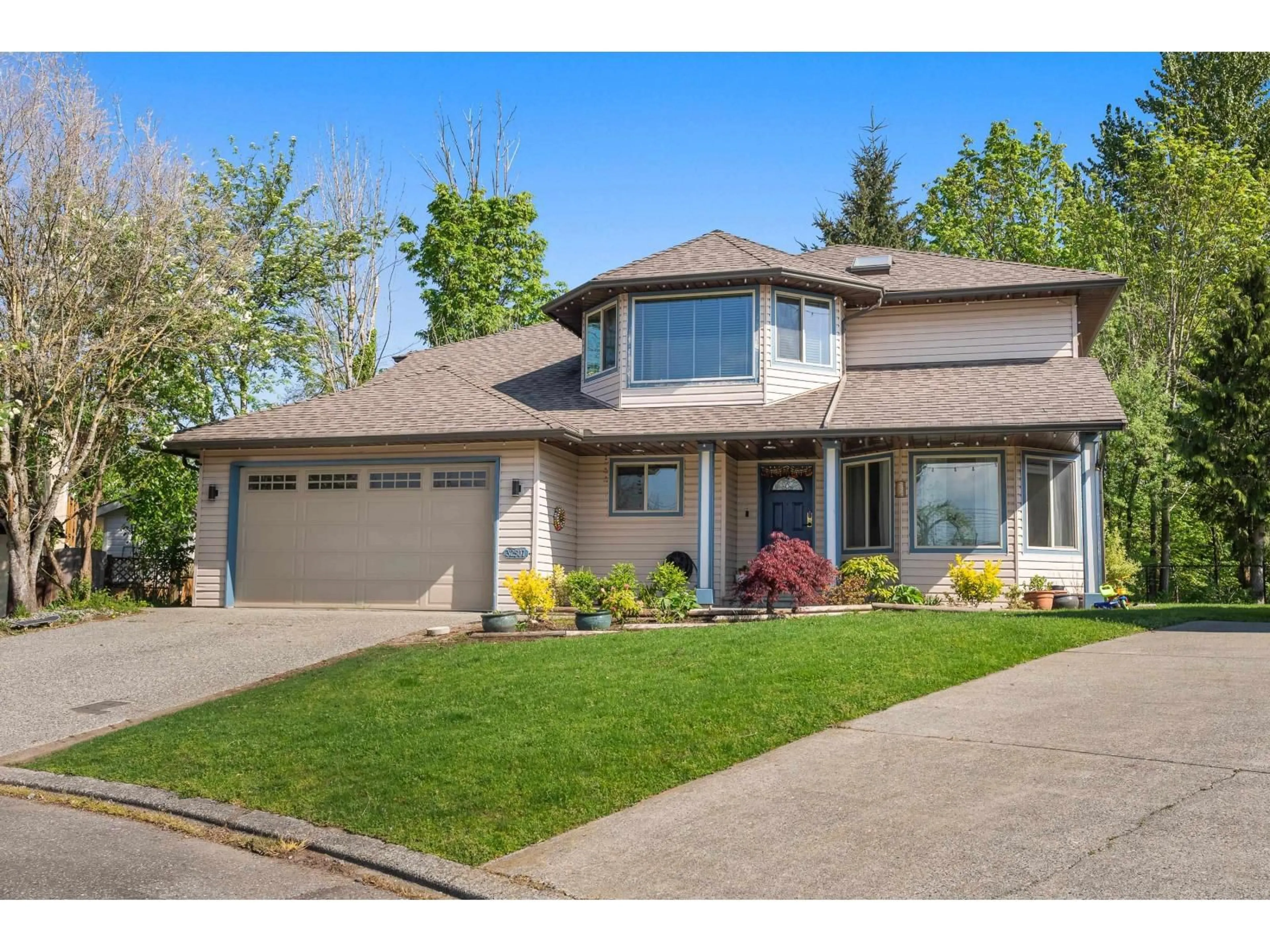 Home with vinyl exterior material, street for 32507 QUALICUM PLACE, Abbotsford British Columbia V2T5A6