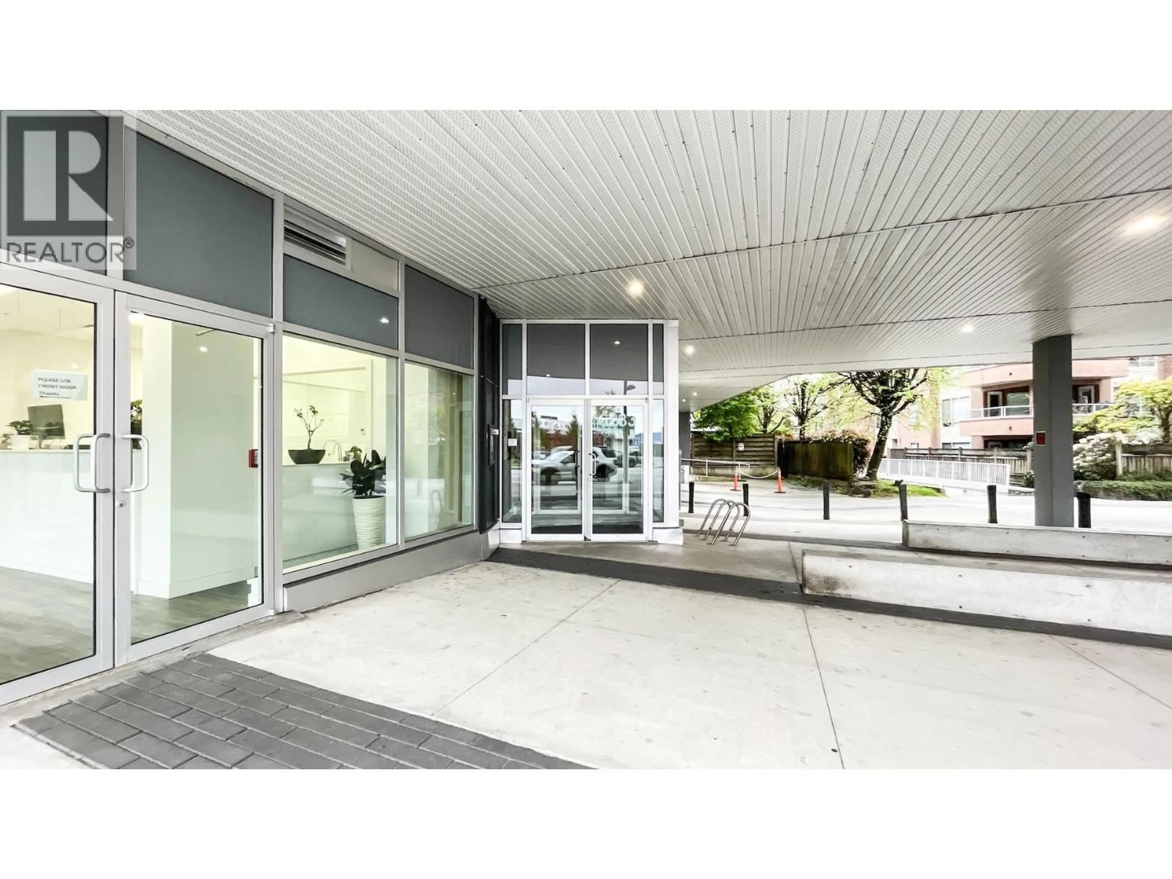 Indoor foyer for 108 - 6283 KINGSWAY, Burnaby British Columbia V5J0H3