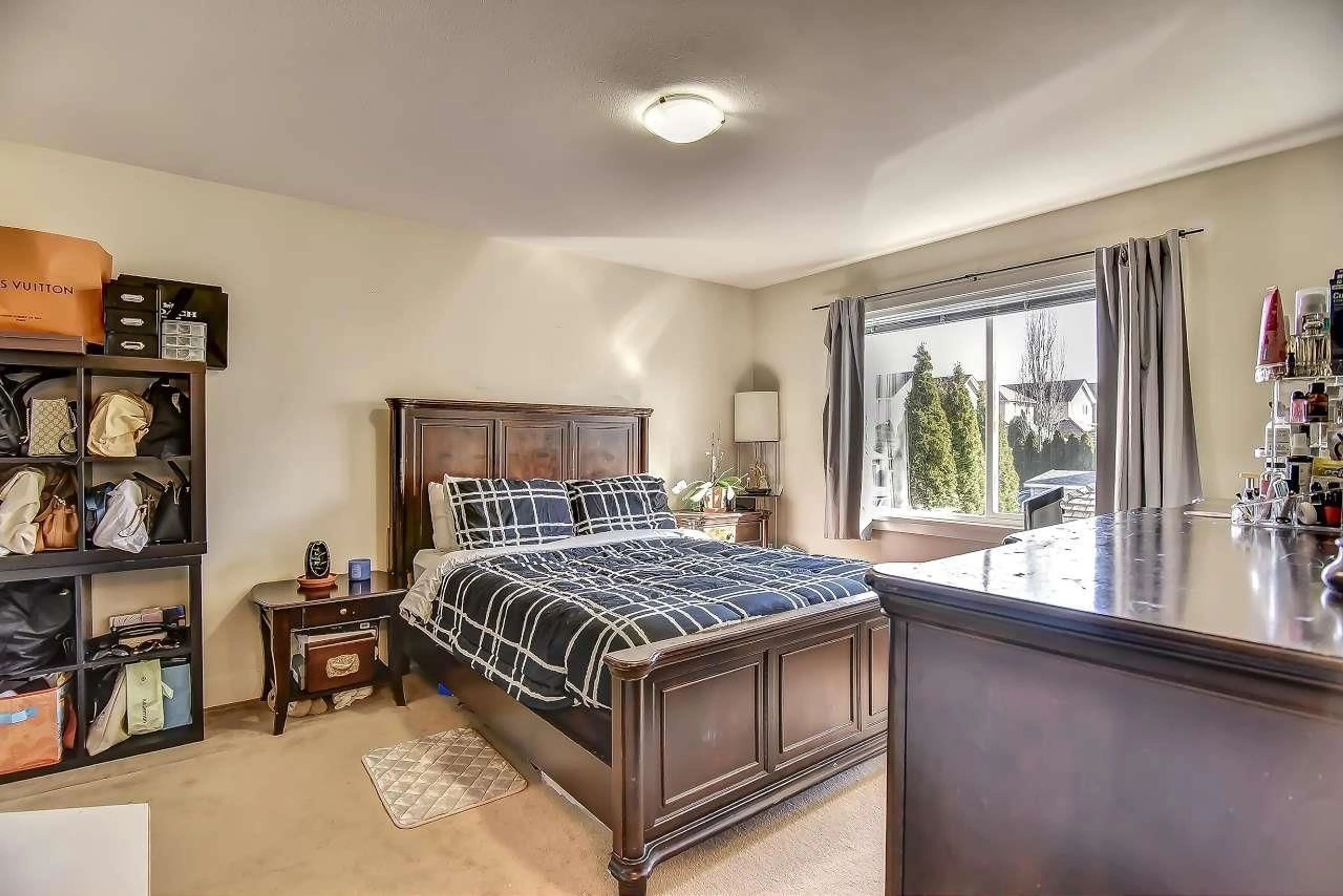 Bedroom with bed, unknown for 6914 190 STREET, Surrey British Columbia V4N5P1