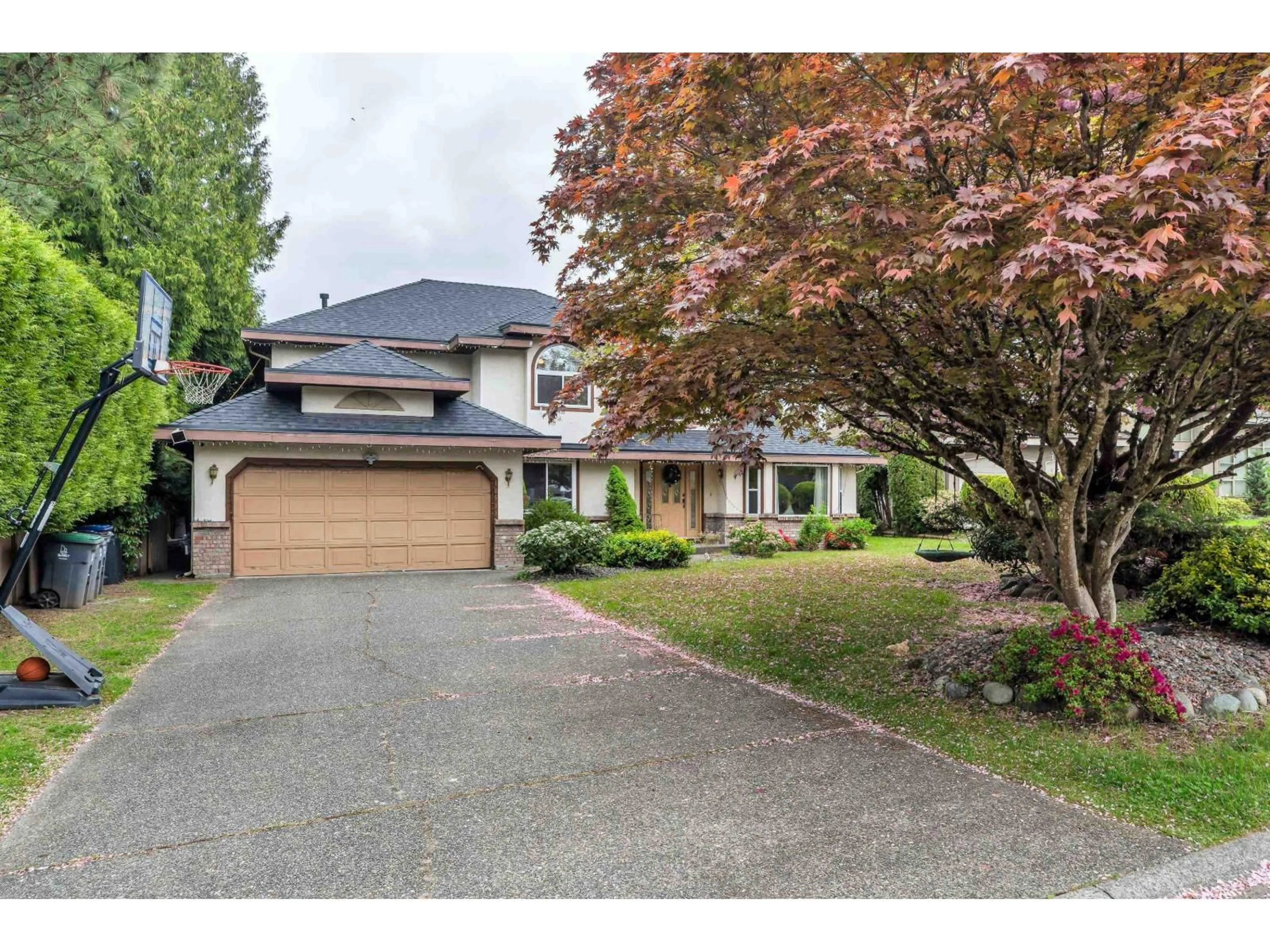 A pic from outside/outdoor area/front of a property/back of a property/a pic from drone, street for 10528 168A STREET, Surrey British Columbia V4N3H6