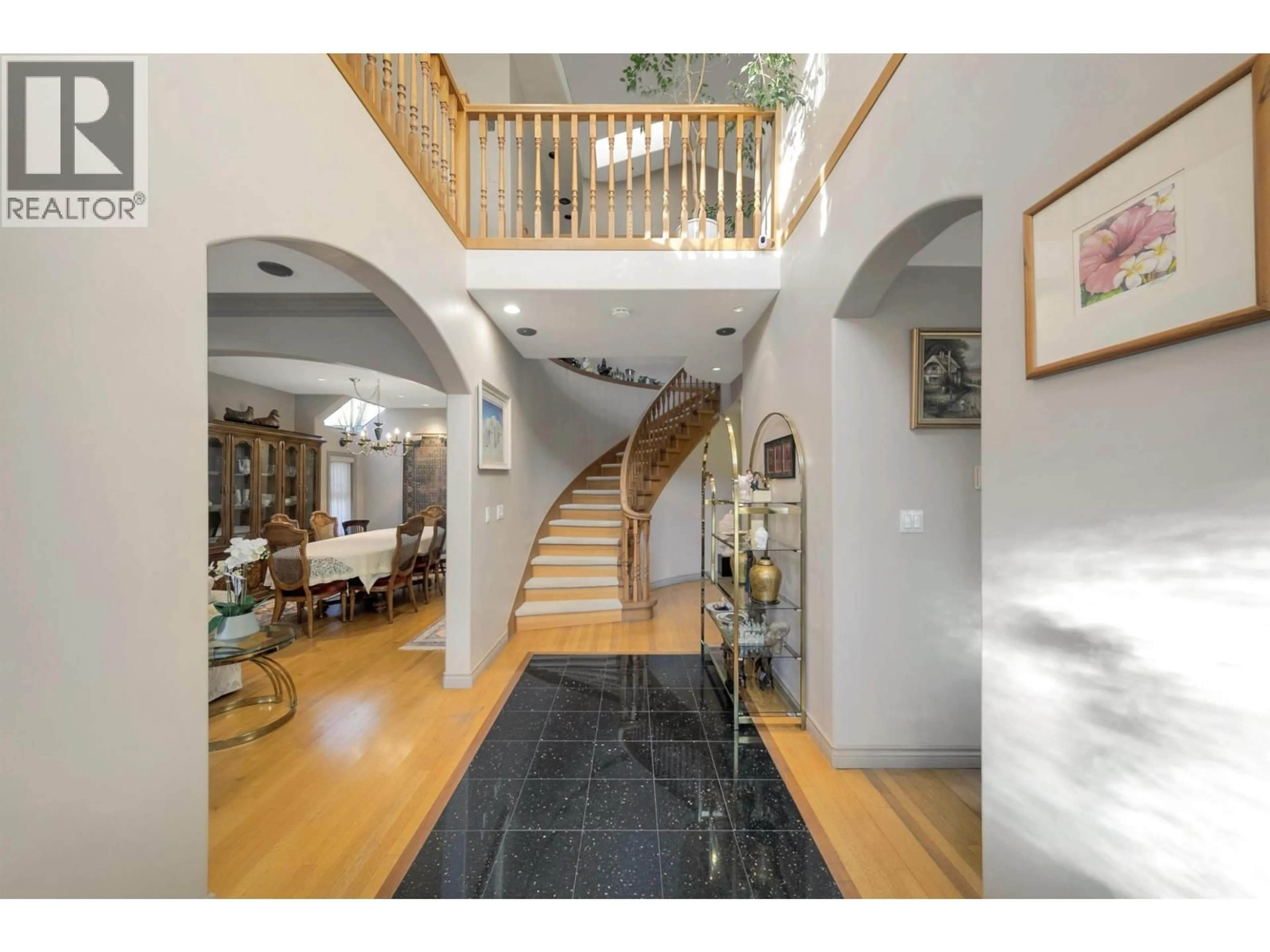 Indoor foyer for 9731 ALBERTA ROAD, Richmond British Columbia V6Y1T7