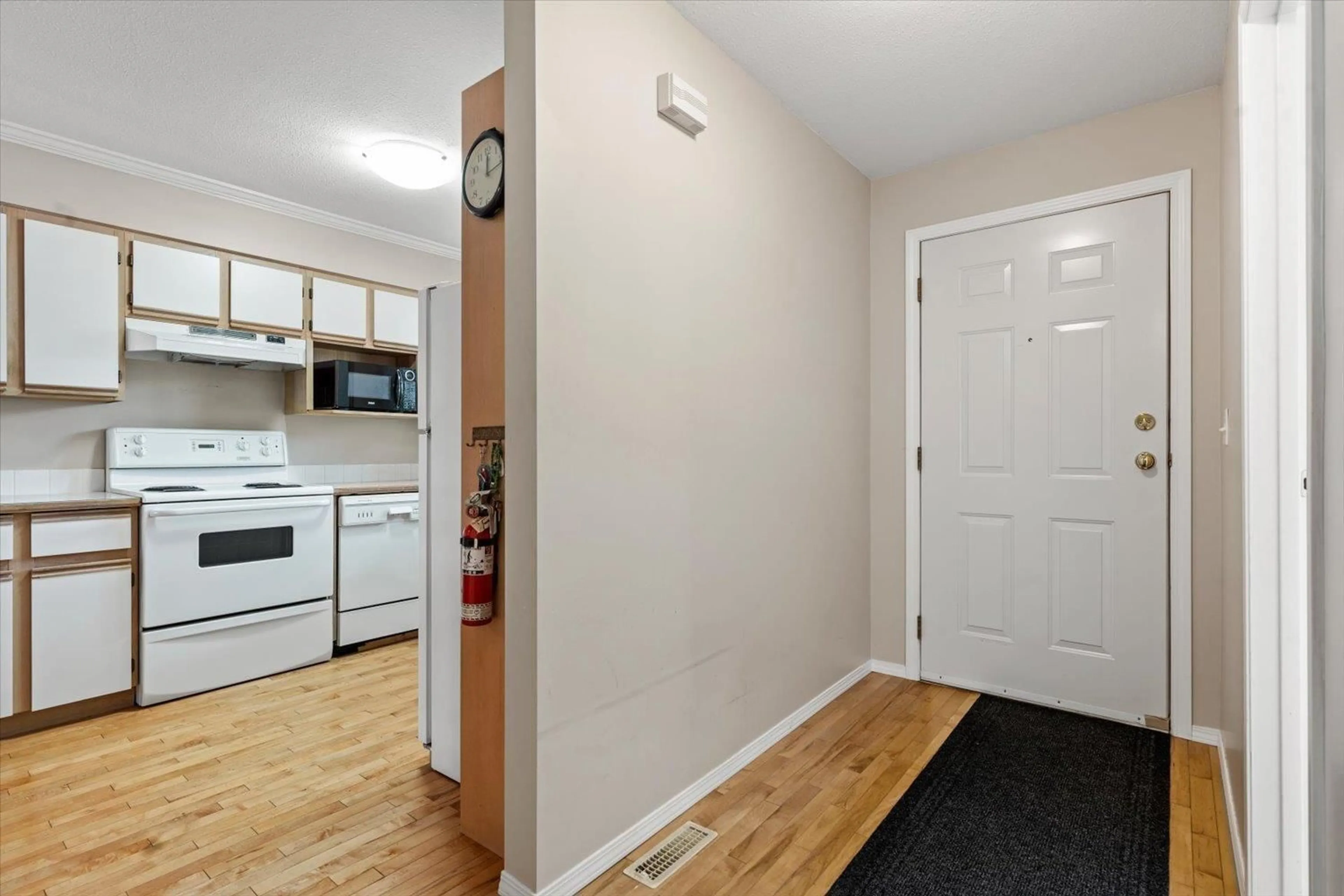 Indoor entryway for 35 - 45435 KNIGHT ROAD, Chilliwack British Columbia V2R3E8