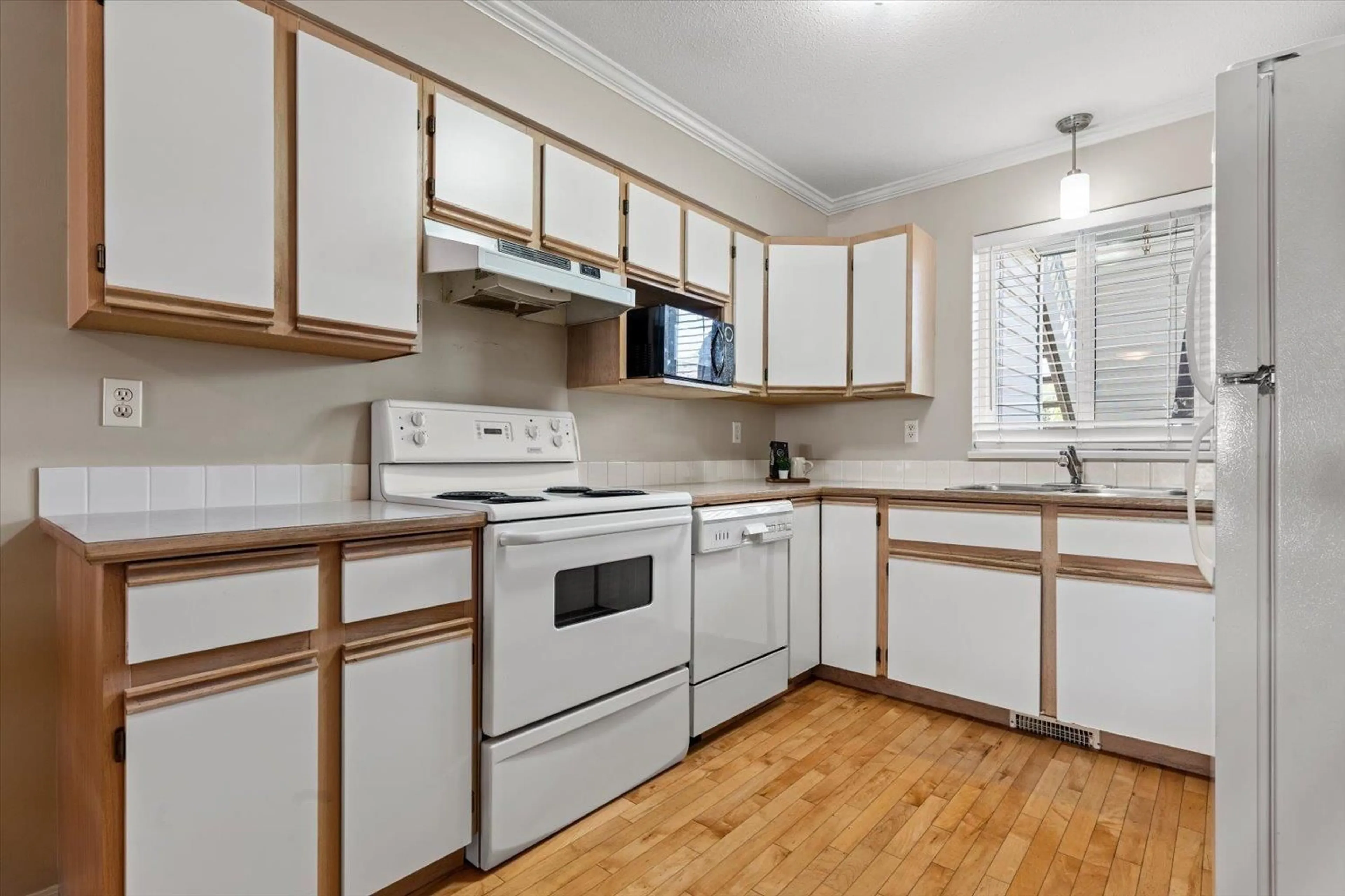 Standard kitchen, wood/laminate floor for 35 - 45435 KNIGHT ROAD, Chilliwack British Columbia V2R3E8