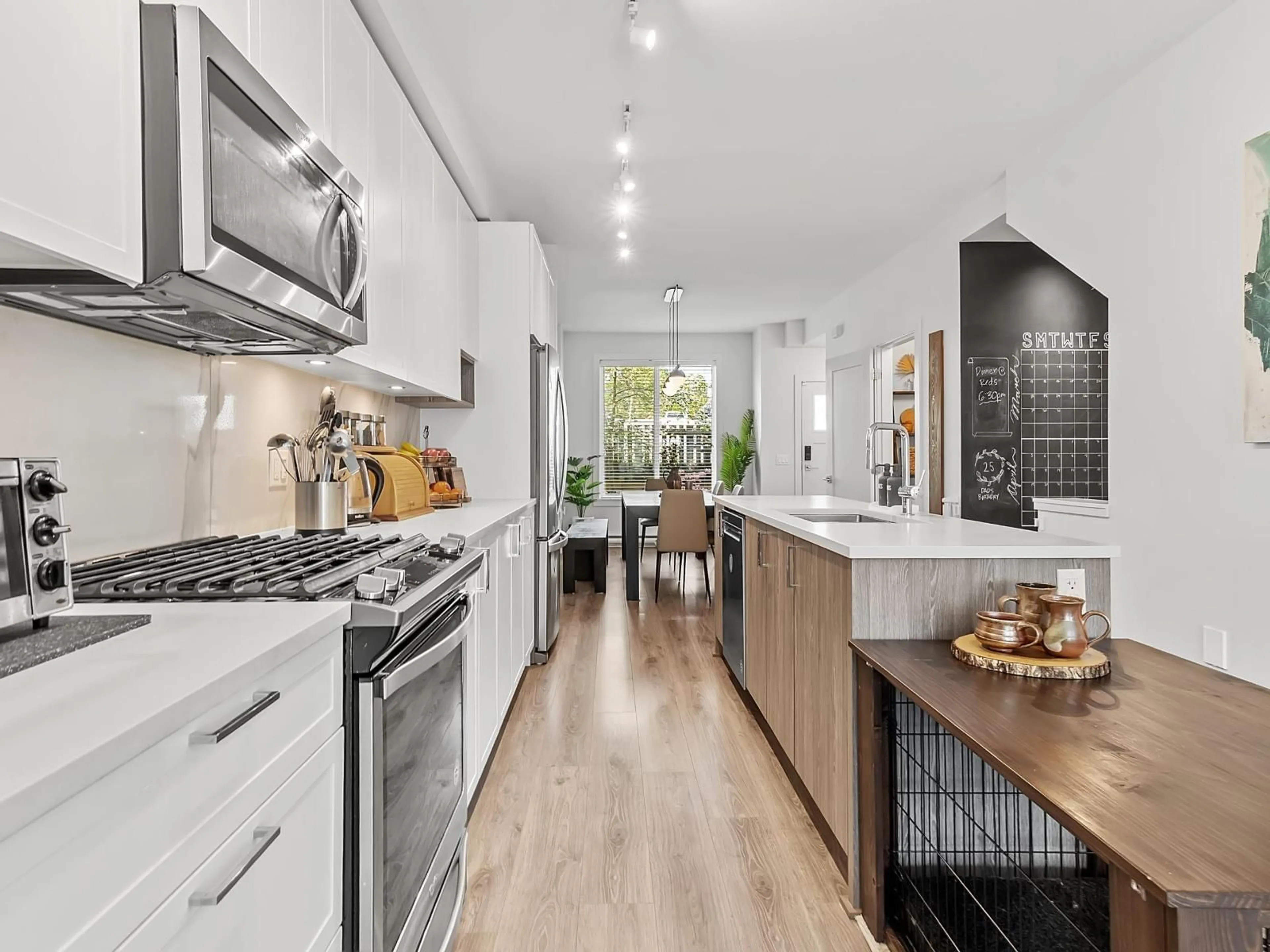 Open concept kitchen, ceramic/tile floor for 6 - 9688 162A STREET, Surrey British Columbia V4N6V3