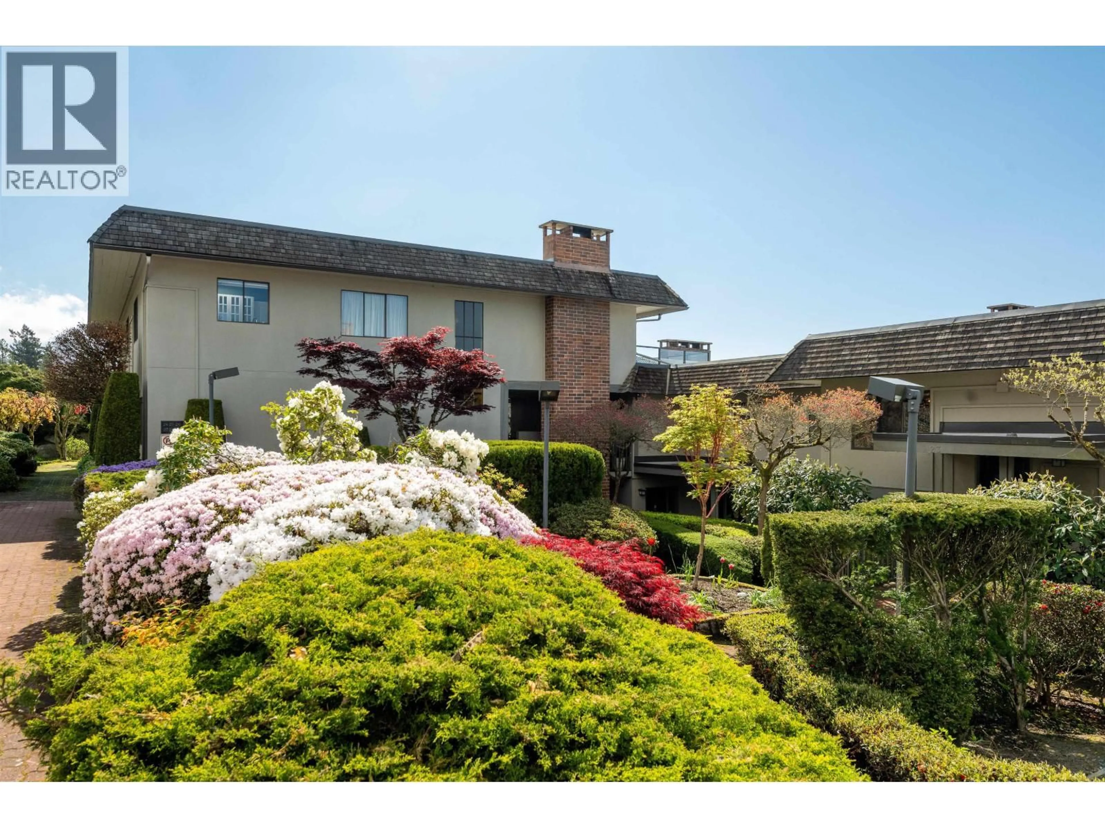 A pic from outside/outdoor area/front of a property/back of a property/a pic from drone, unknown for 26 - 2214 FOLKESTONE WAY, West Vancouver British Columbia V7S2X7
