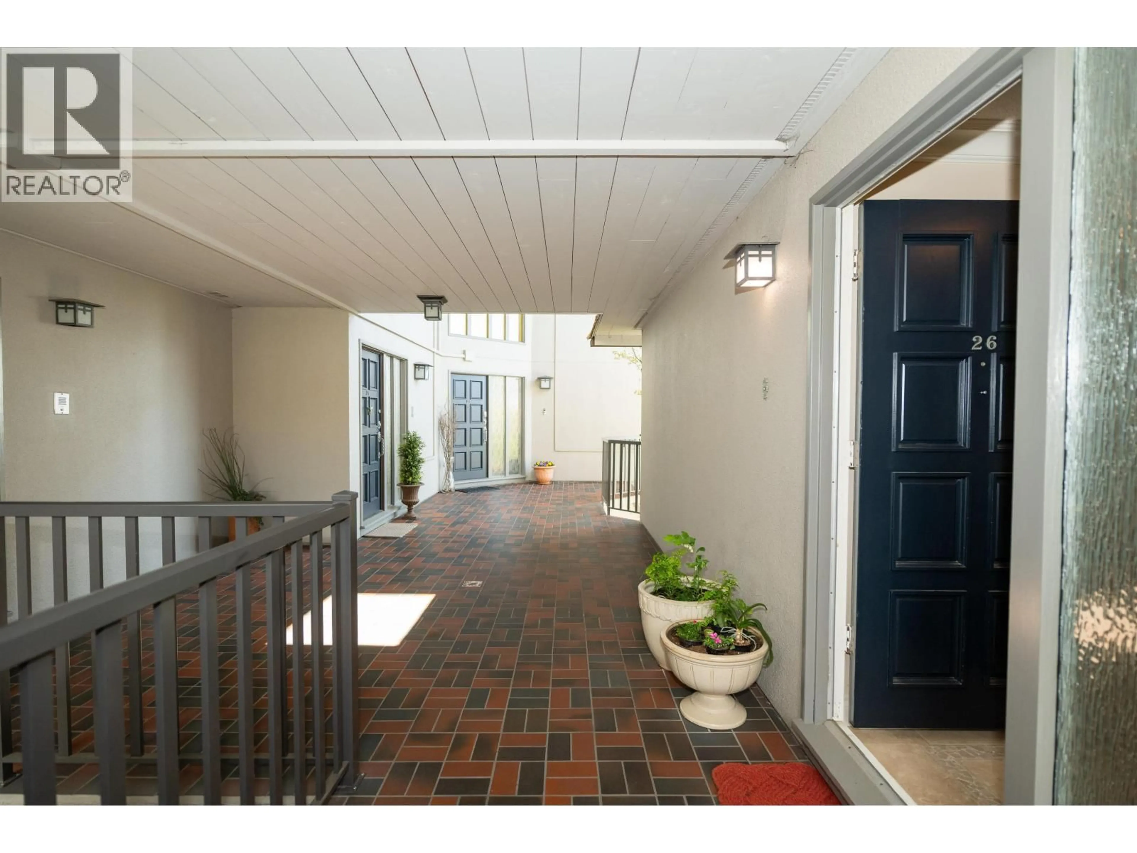 Indoor foyer for 26 - 2214 FOLKESTONE WAY, West Vancouver British Columbia V7S2X7