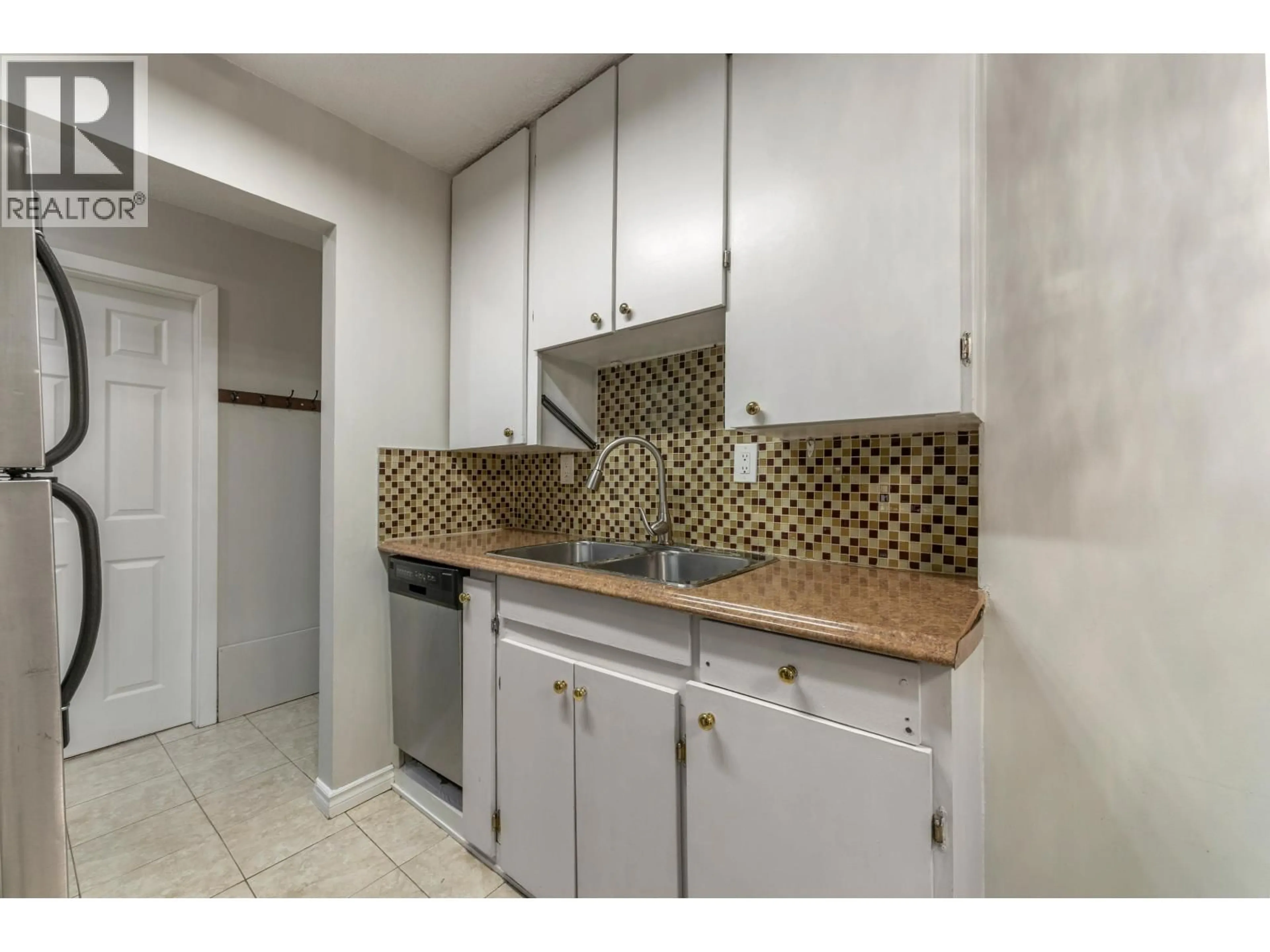 Standard kitchen, ceramic/tile floor for 103 - 2040 CORNWALL AVENUE, Vancouver British Columbia V6J1E1