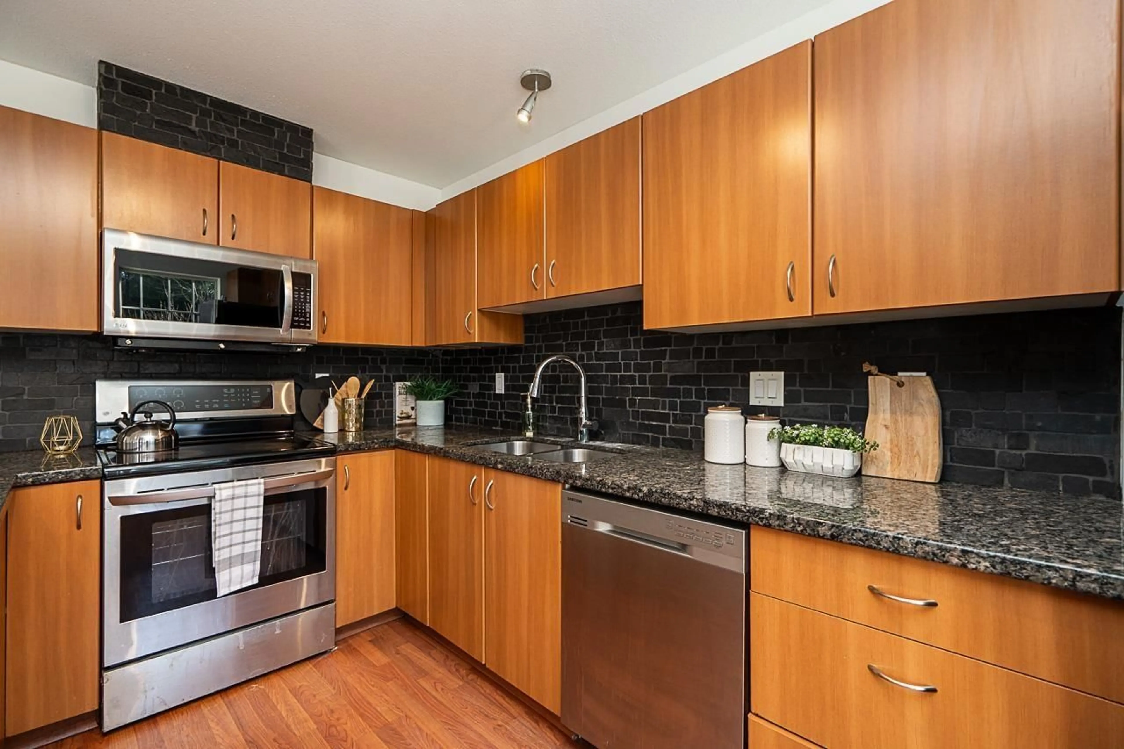 Standard kitchen, unknown for 5 - 8638 159 STREET, Surrey British Columbia V4N5P7