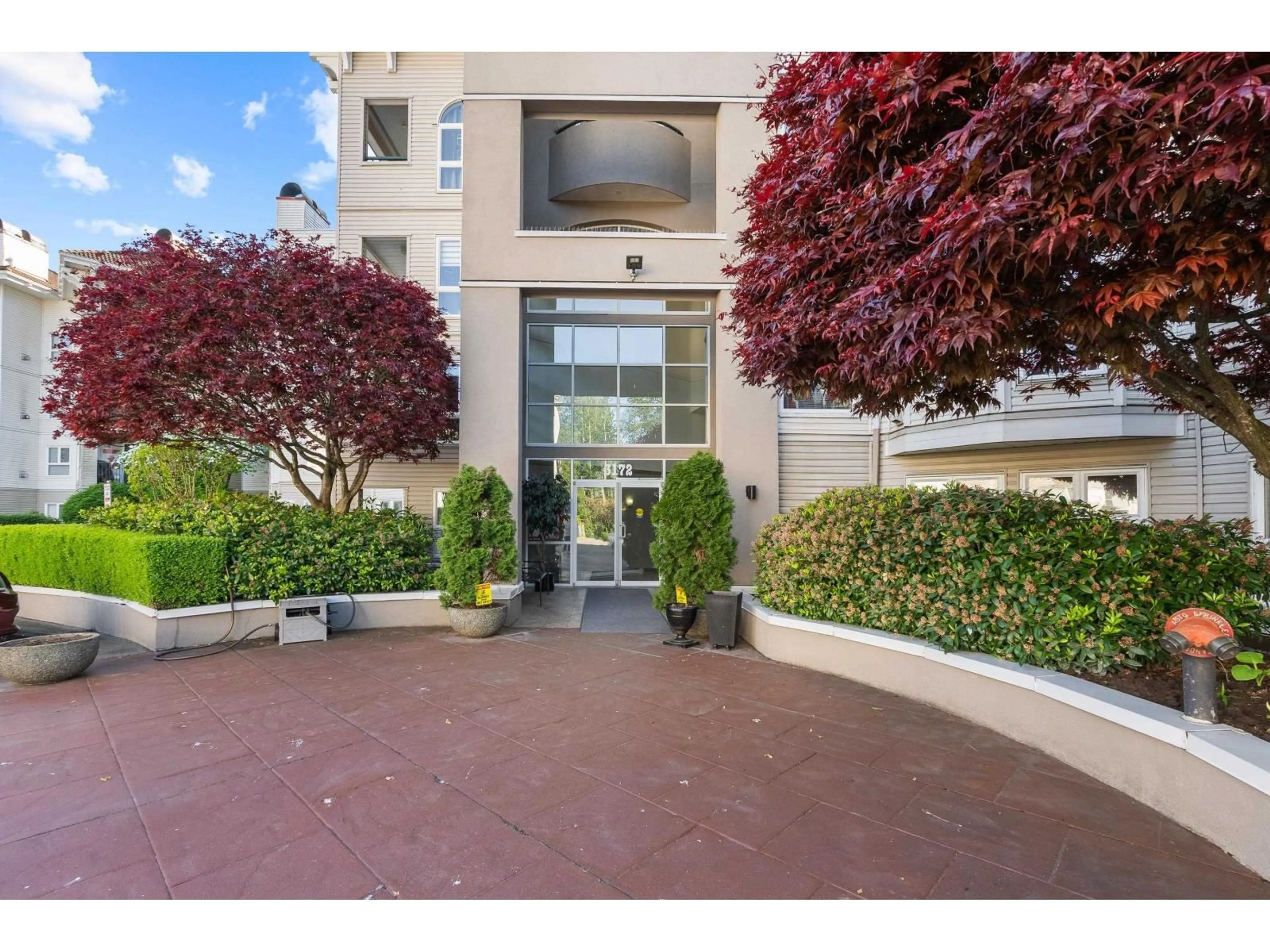 Indoor foyer for 206 - 3172 GLADWIN ROAD, Abbotsford British Columbia V2T5T3