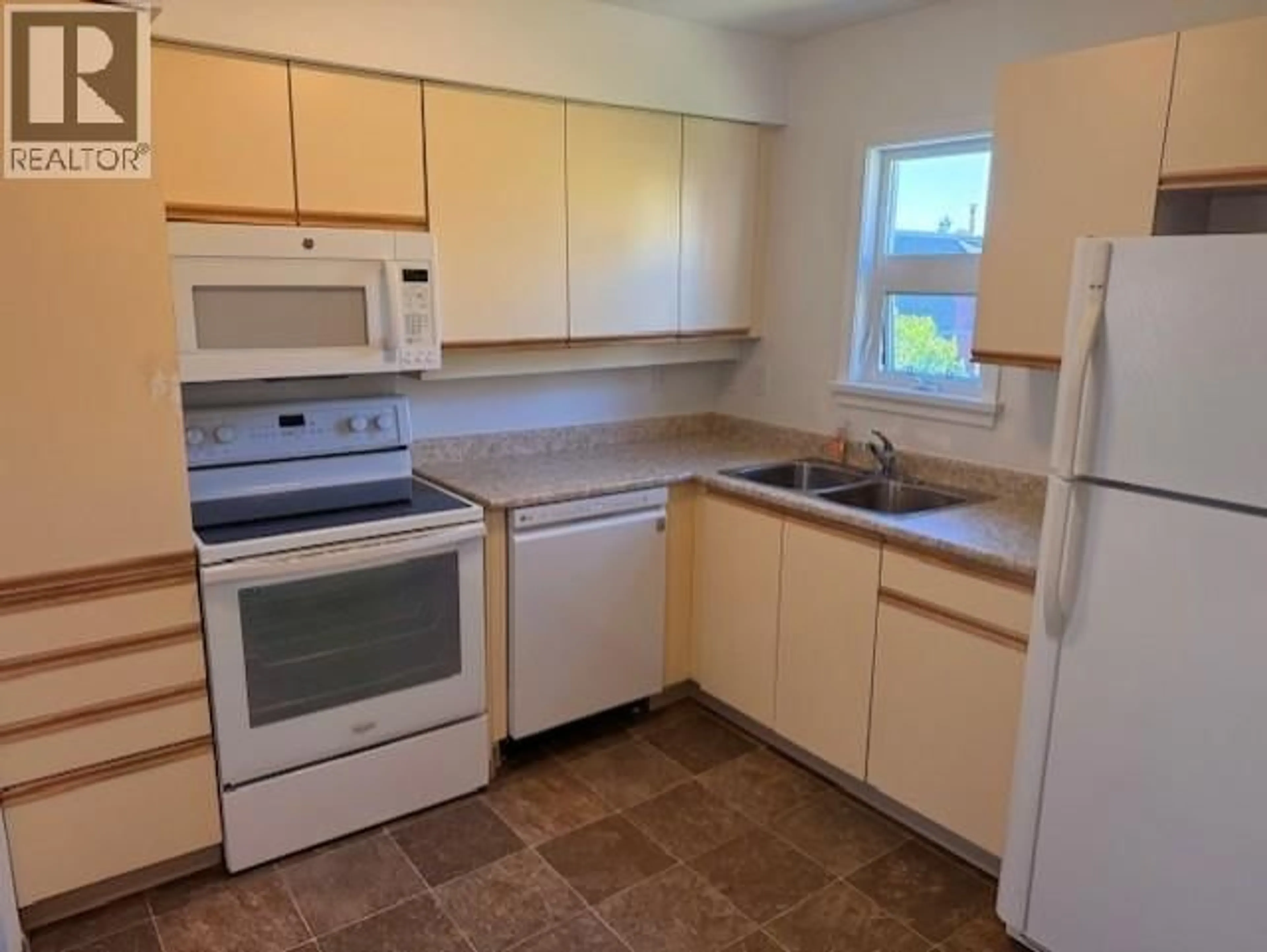 Standard kitchen, unknown for 322 - 121 29 STREET, North Vancouver British Columbia V7N4L6