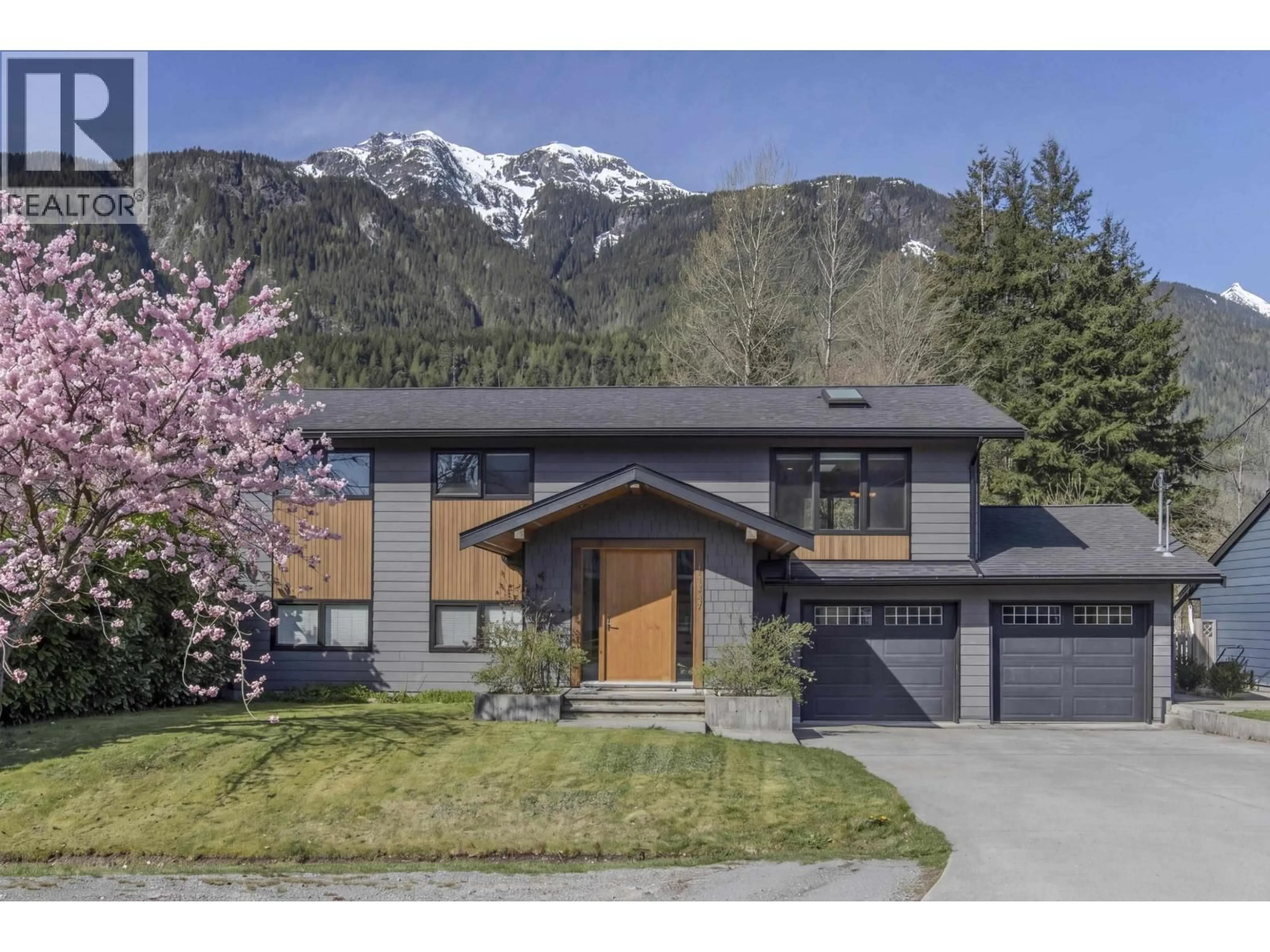 Home with vinyl exterior material, mountain view for 41557 ROD ROAD, Brackendale British Columbia V0N1H0