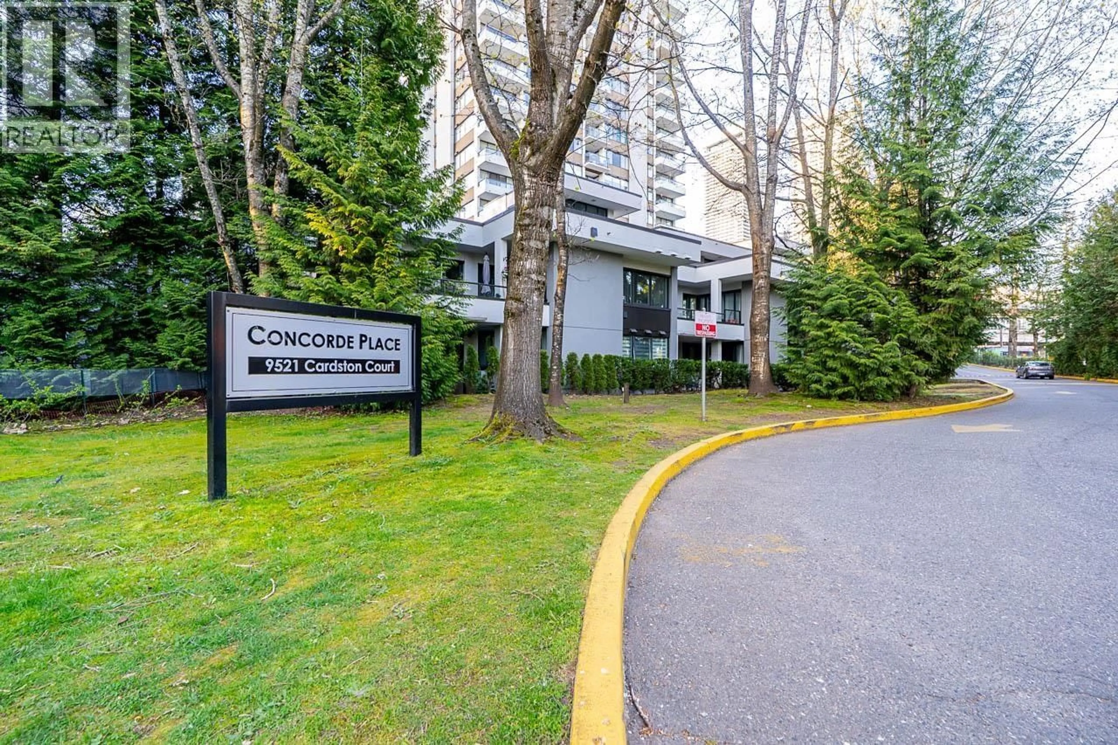 Indoor foyer for 2101 - 9521 CARDSTON COURT, Burnaby British Columbia V3N4R8