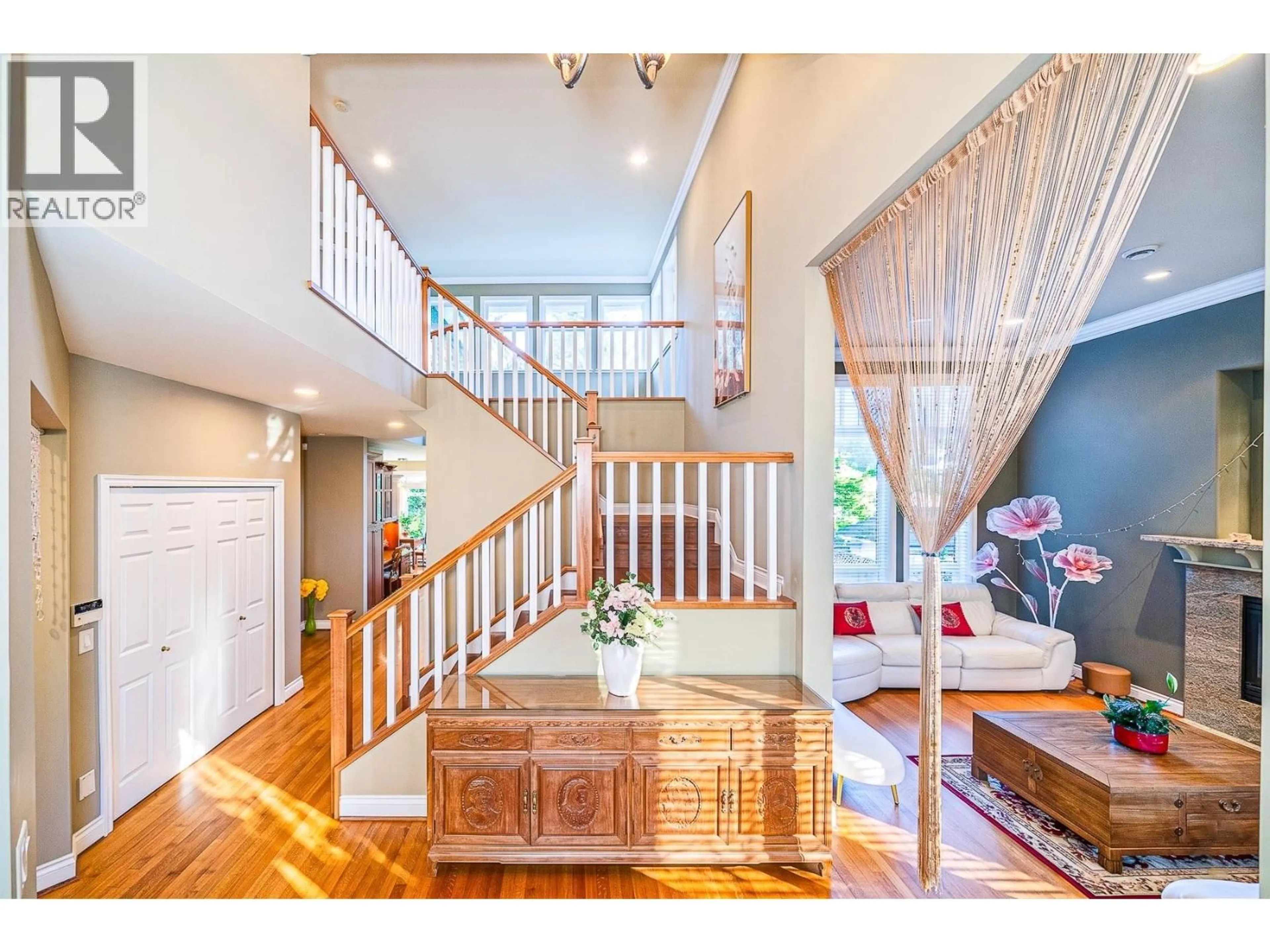 Indoor entryway for 550 KEITH ROAD, West Vancouver British Columbia V7T1L7