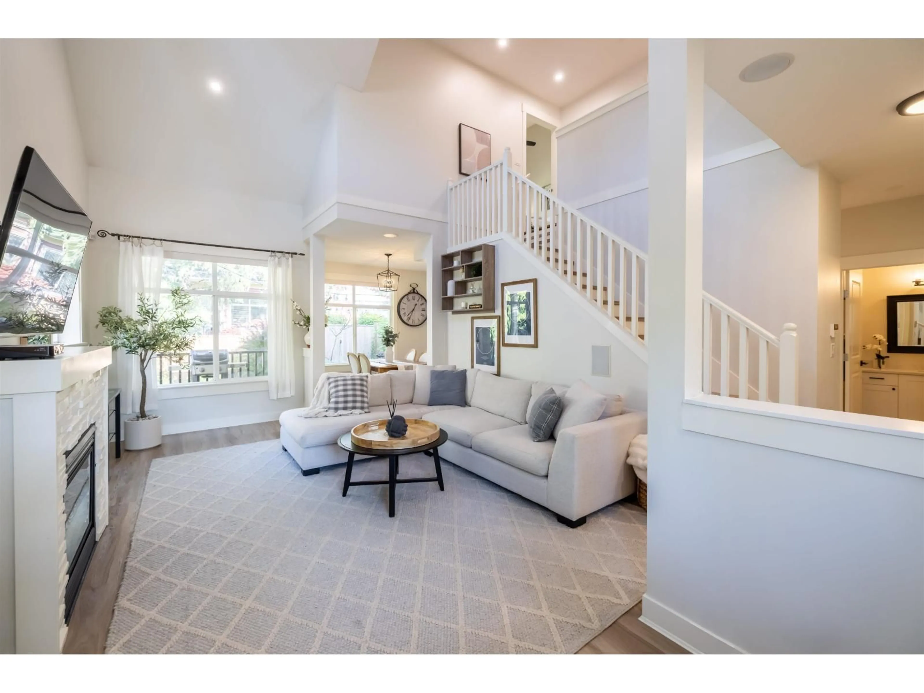 Indoor entryway for 32 - 15237 36 AVENUE, Surrey British Columbia V3Z0Y4