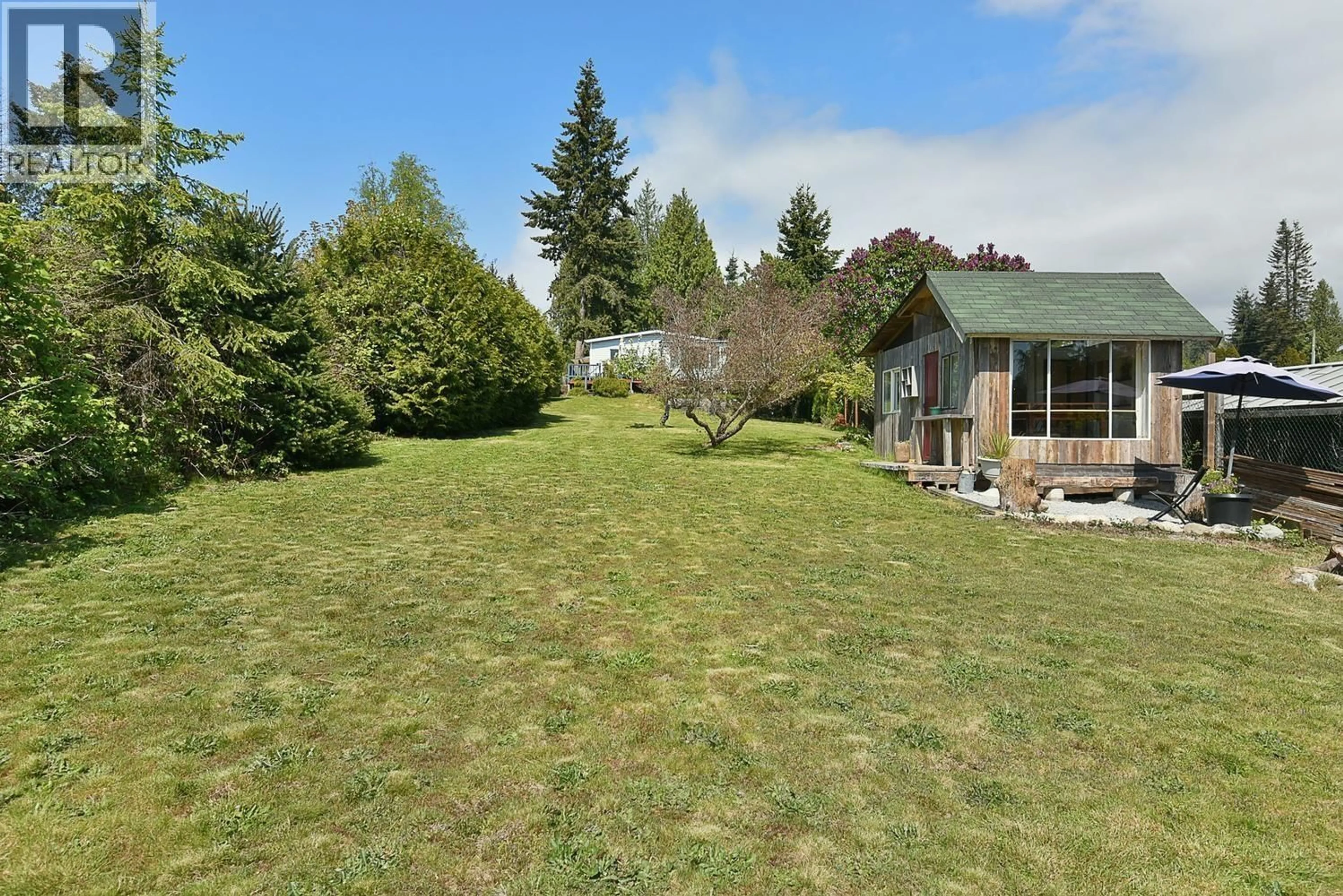 A pic from outside/outdoor area/front of a property/back of a property/a pic from drone, unknown for 6217 BLIGH ROAD, Sechelt British Columbia V7Z0M1