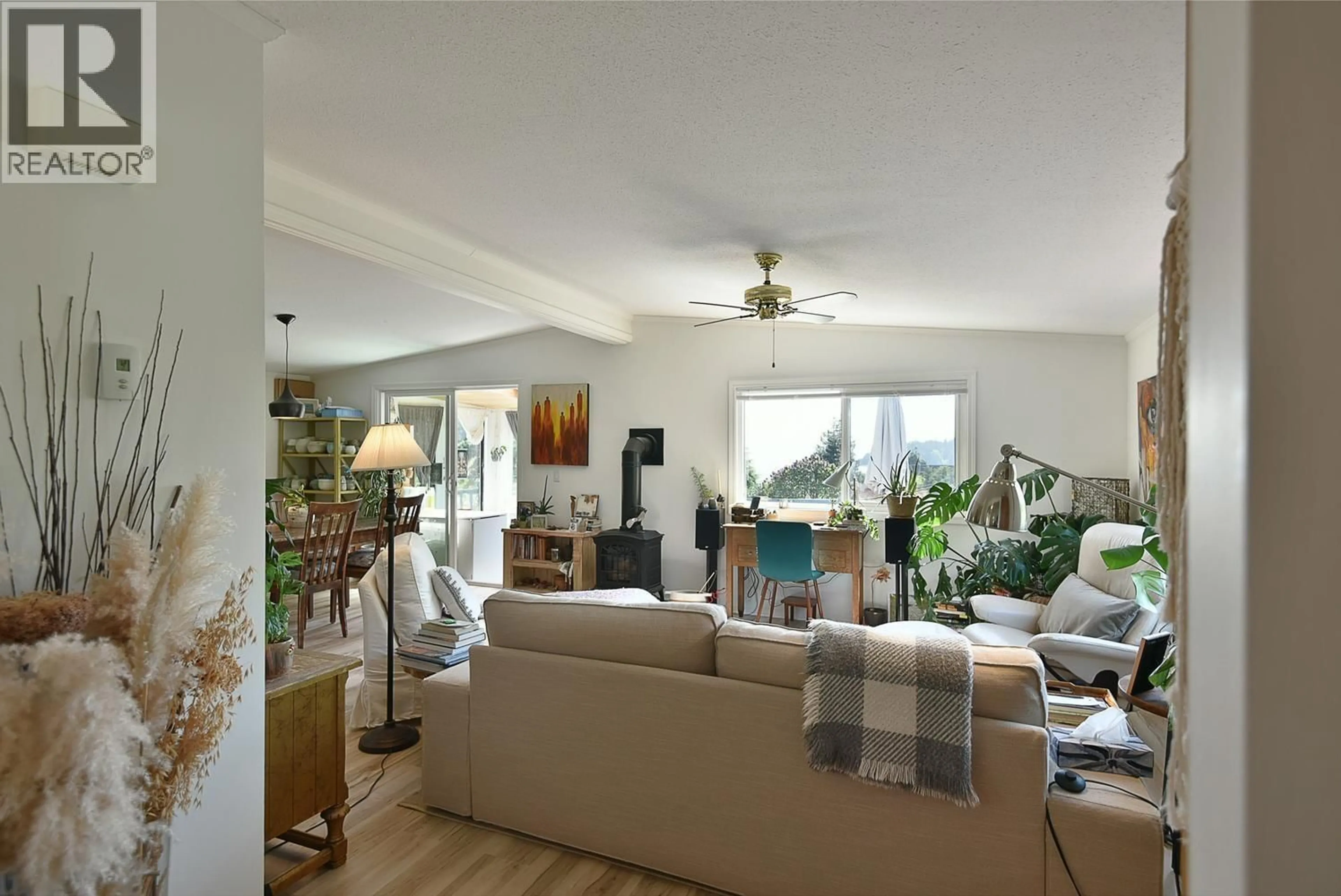 Living room with furniture, unknown for 6217 BLIGH ROAD, Sechelt British Columbia V7Z0M1