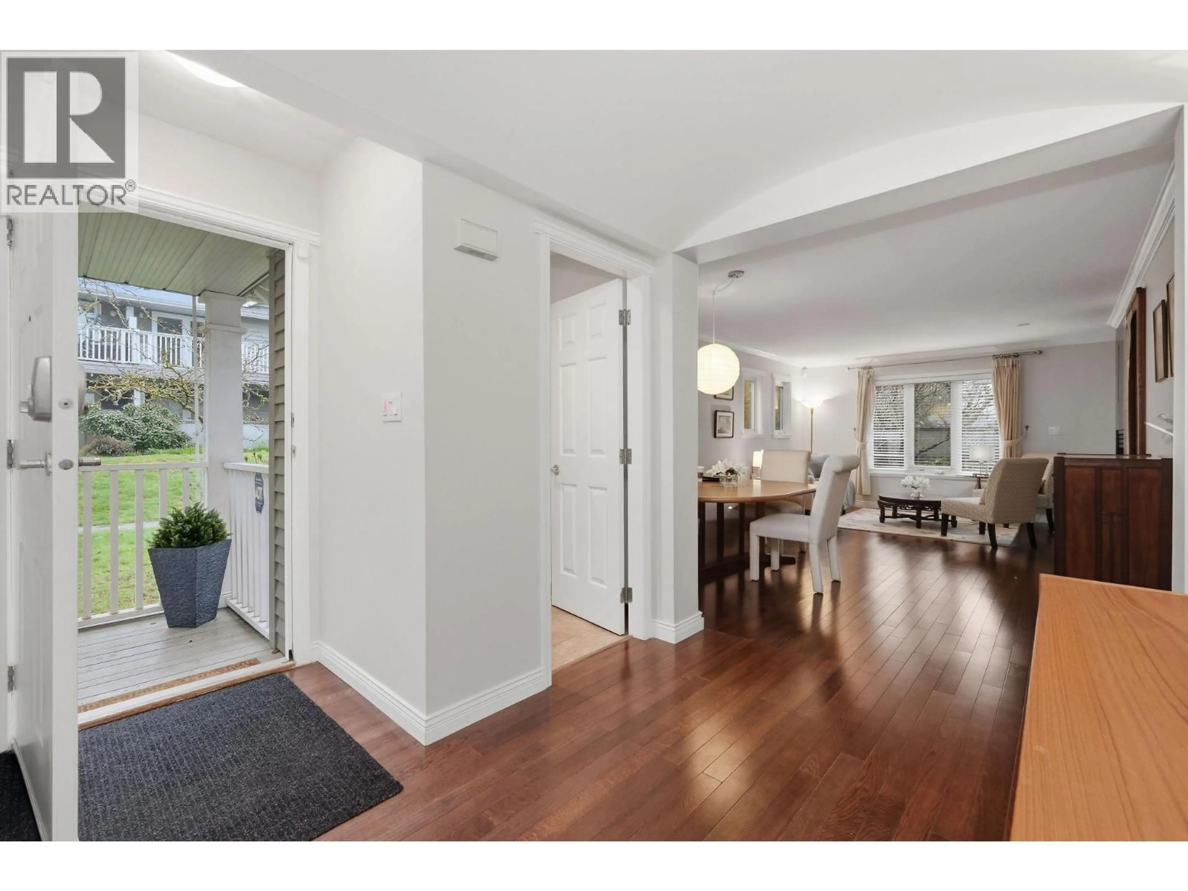 Indoor entryway for 1558 BOWSER AVENUE, North Vancouver British Columbia V7P2Y3