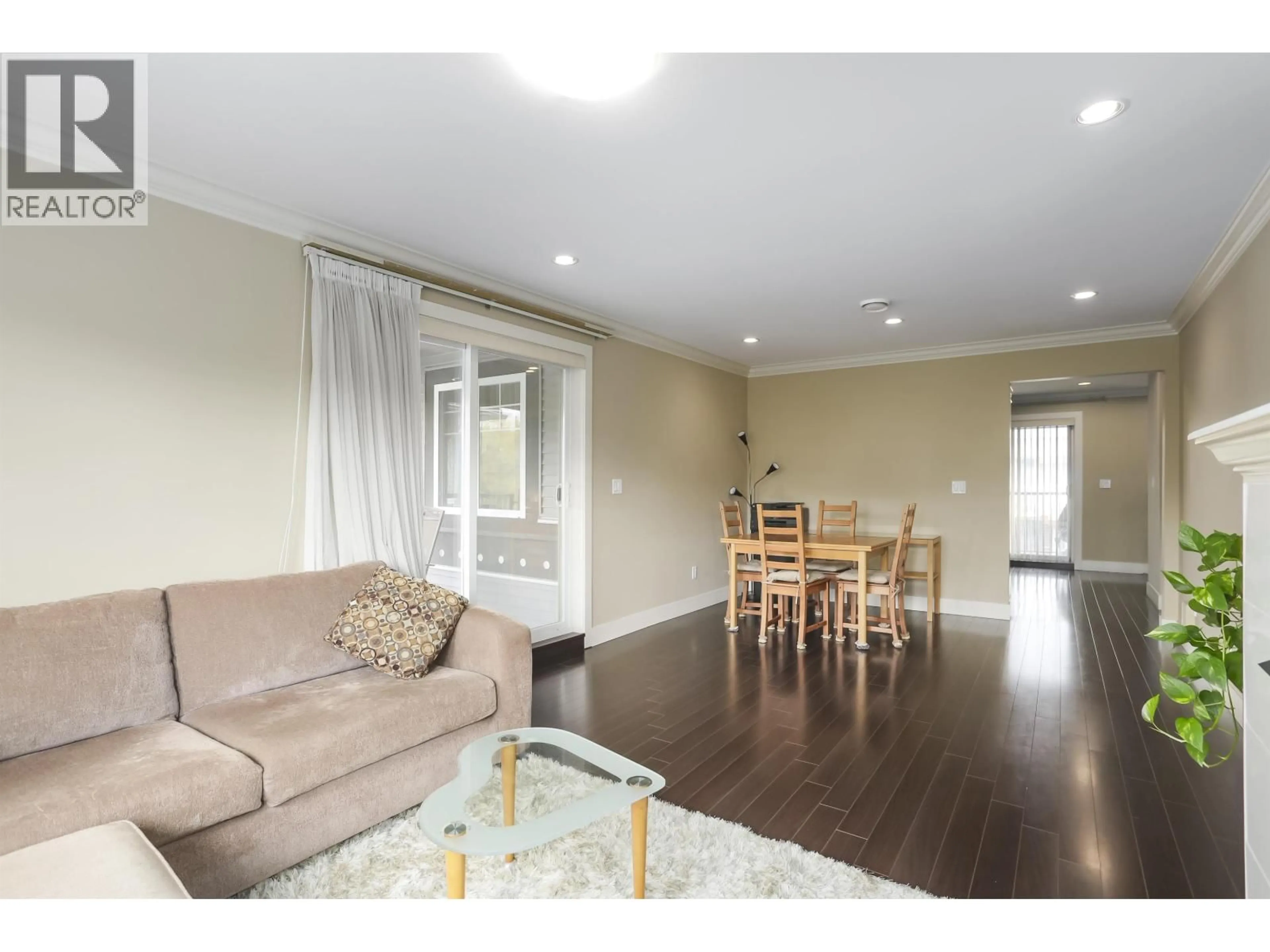 Living room with furniture, wood/laminate floor for 213 HUME STREET, New Westminster British Columbia V3M5N6