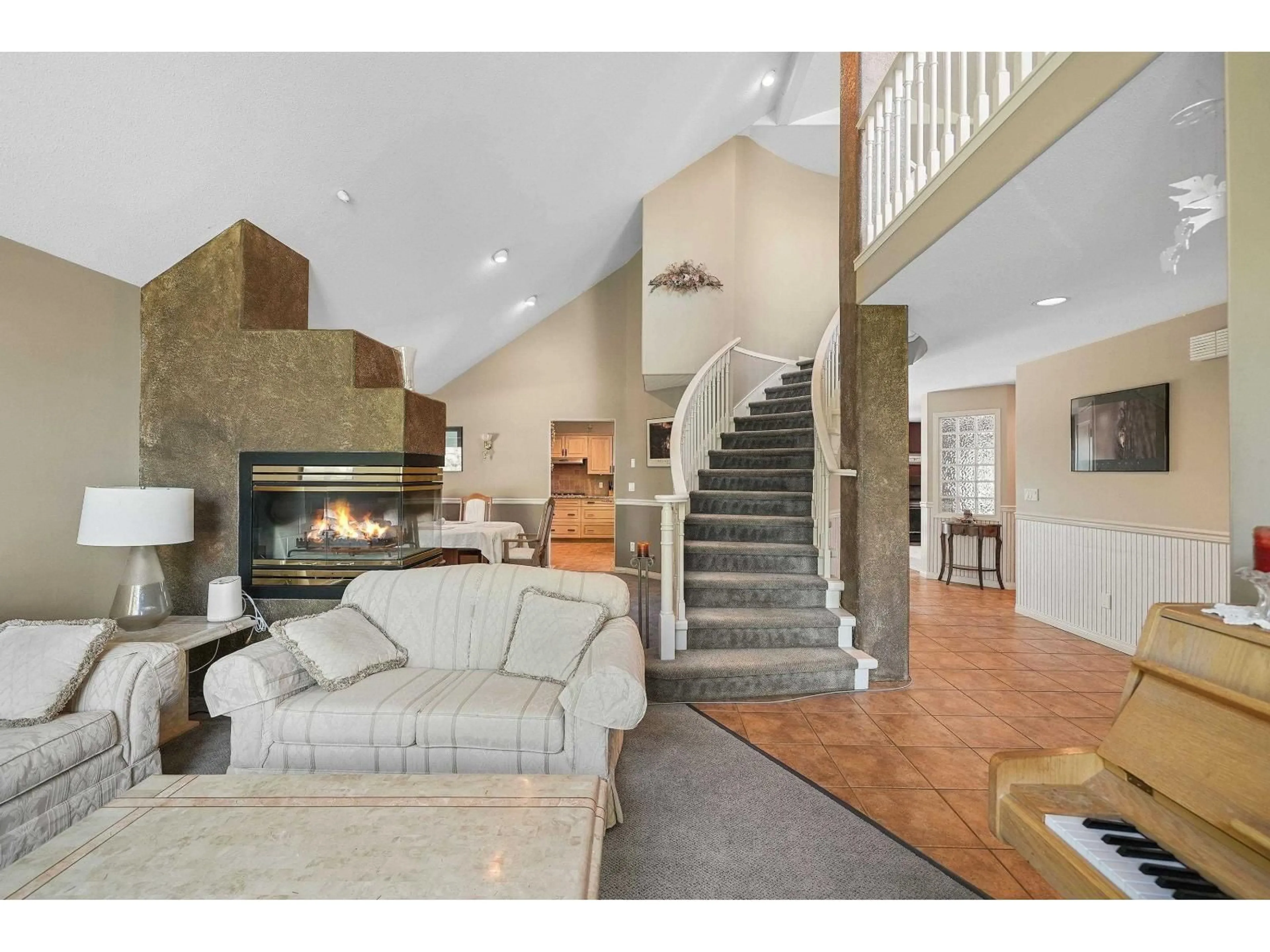 Indoor foyer for 18662 54A AVENUE, Surrey British Columbia V3S8R7