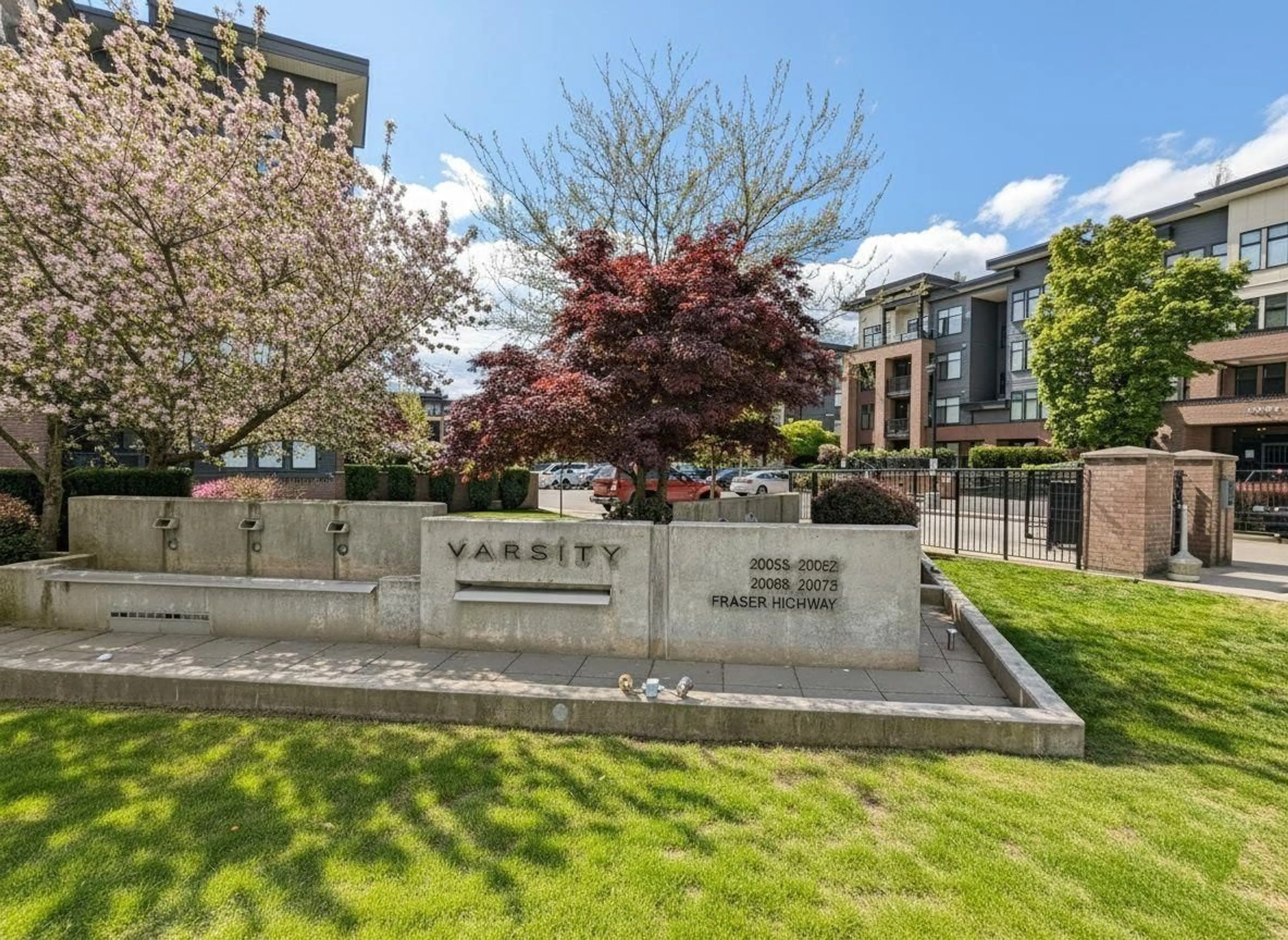 A pic from outside/outdoor area/front of a property/back of a property/a pic from drone, street for 401 - 20062 FRASER HIGHWAY, Langley British Columbia V3A0E6