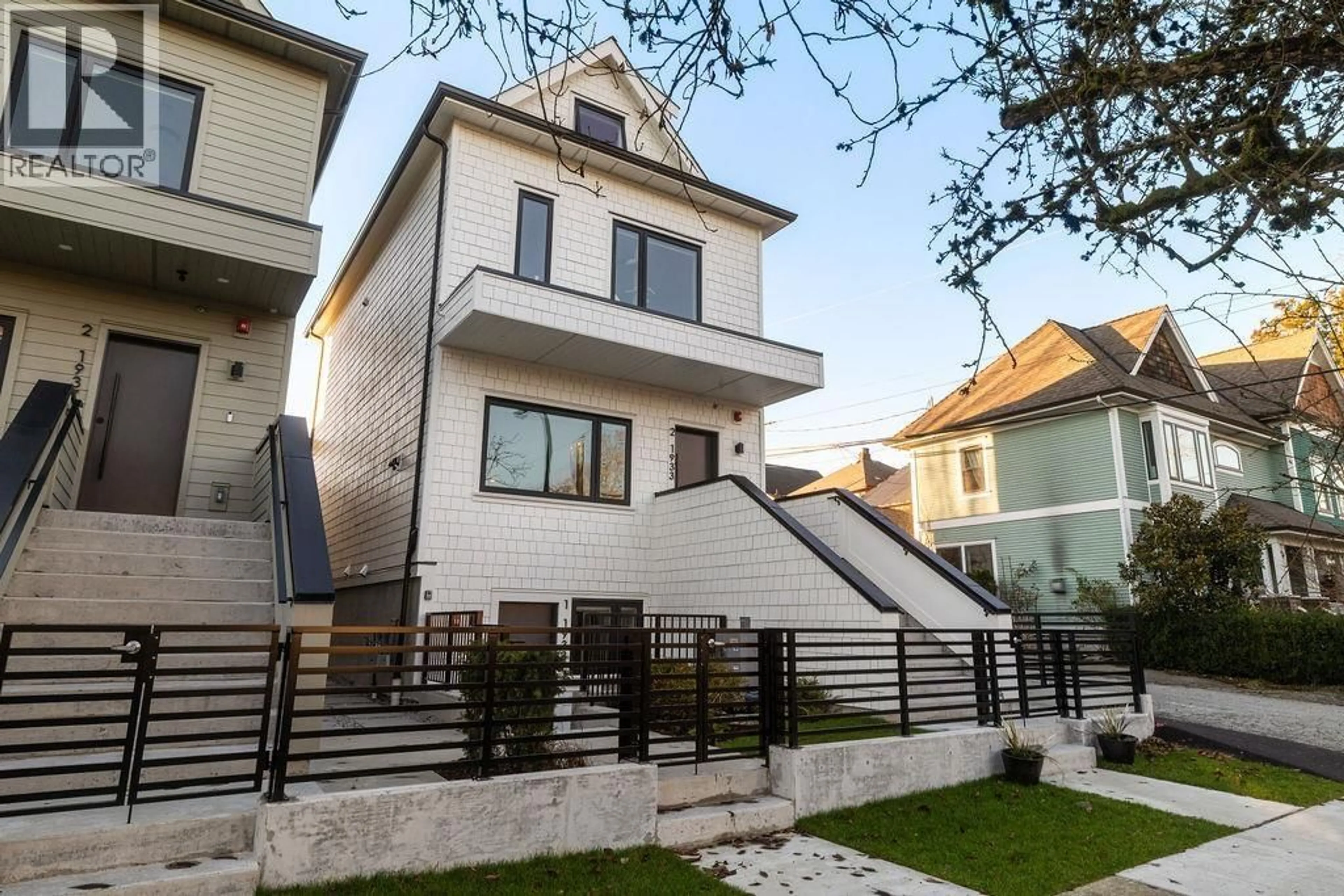 Stairs for 1 - 1933 TEMPLETON DRIVE, Vancouver British Columbia V5N4V9
