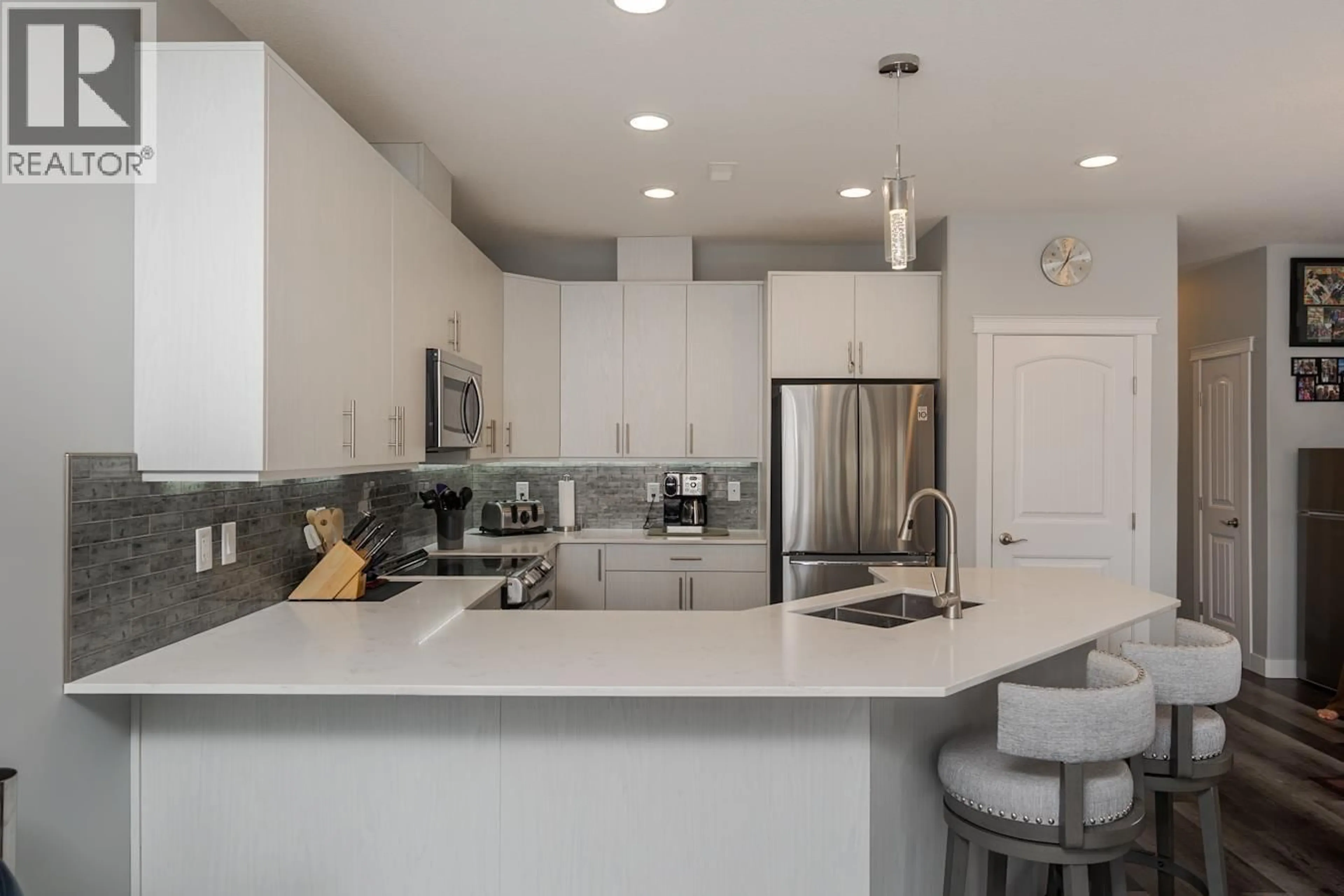 Contemporary kitchen, ceramic/tile floor for 663 CARNEY STREET, Prince George British Columbia V2M2K5