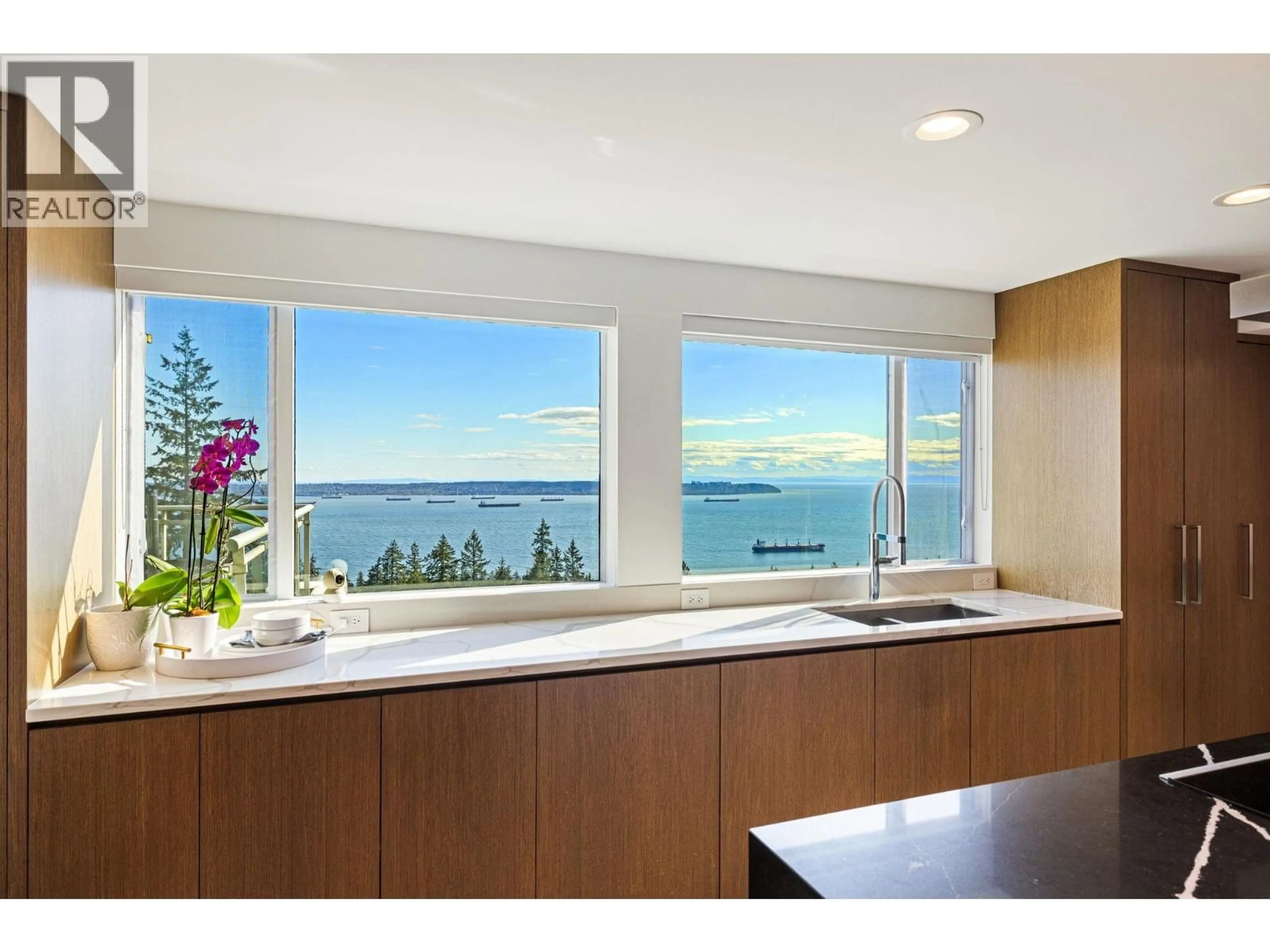 Contemporary kitchen, unknown for 701 - 3105 DEER RIDGE DRIVE, West Vancouver British Columbia V7S4W1