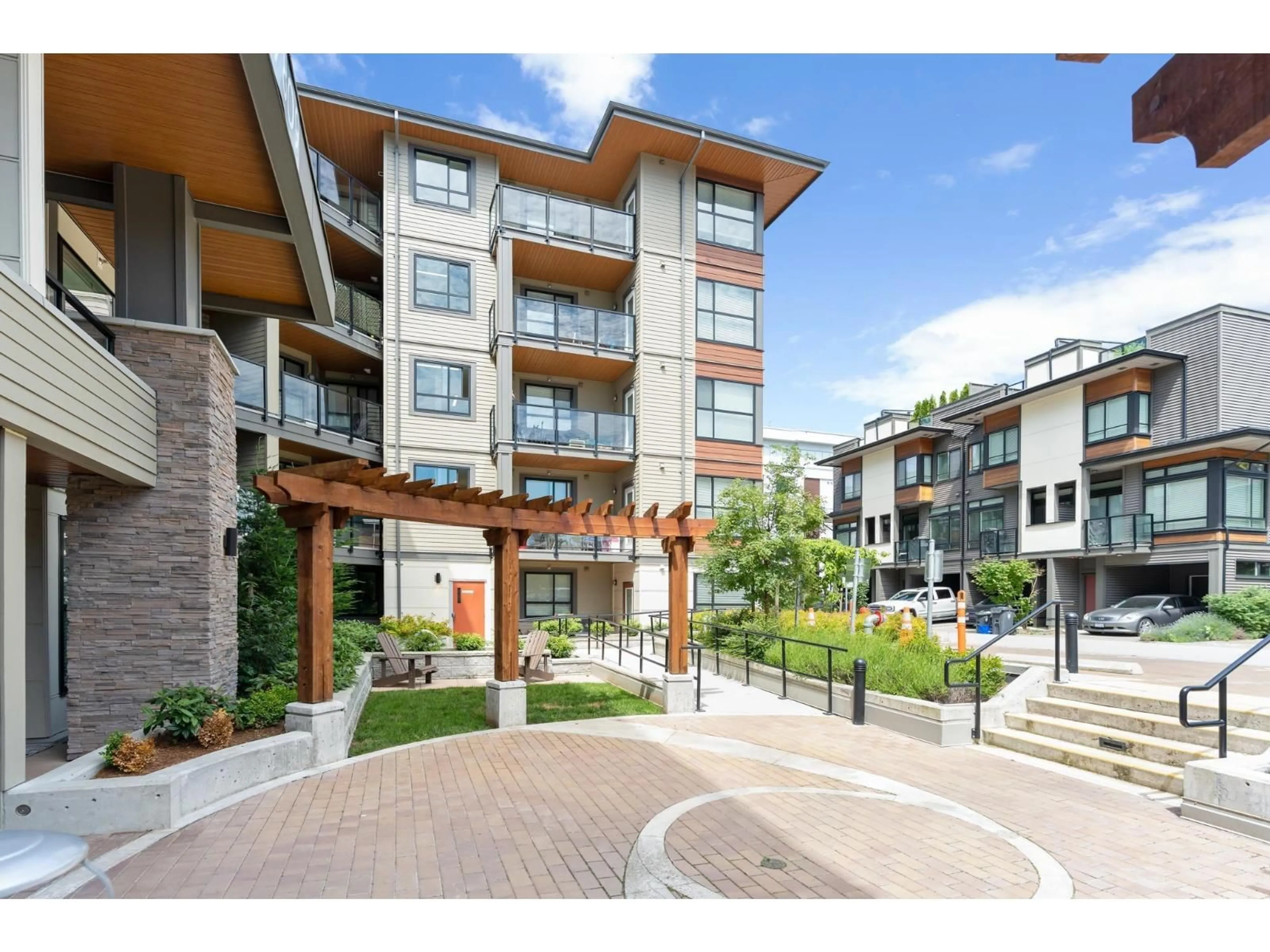 Patio, street for 315 - 7809 209 STREET, Langley British Columbia V2Y3N6