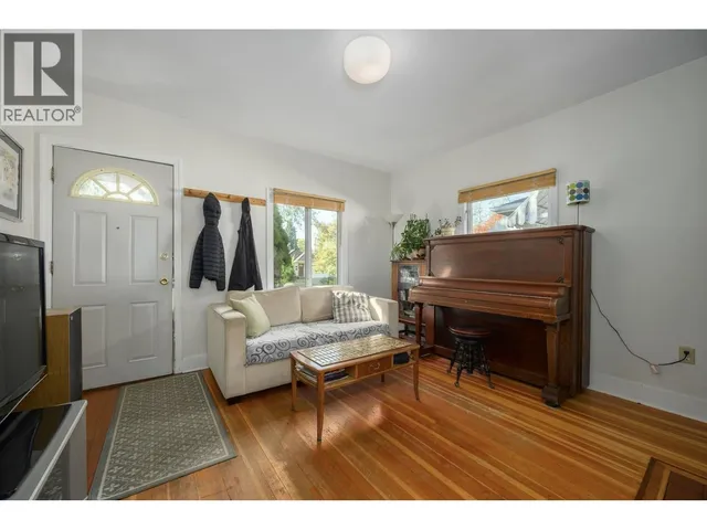 2633 VENABLES STREET, Vancouver 4