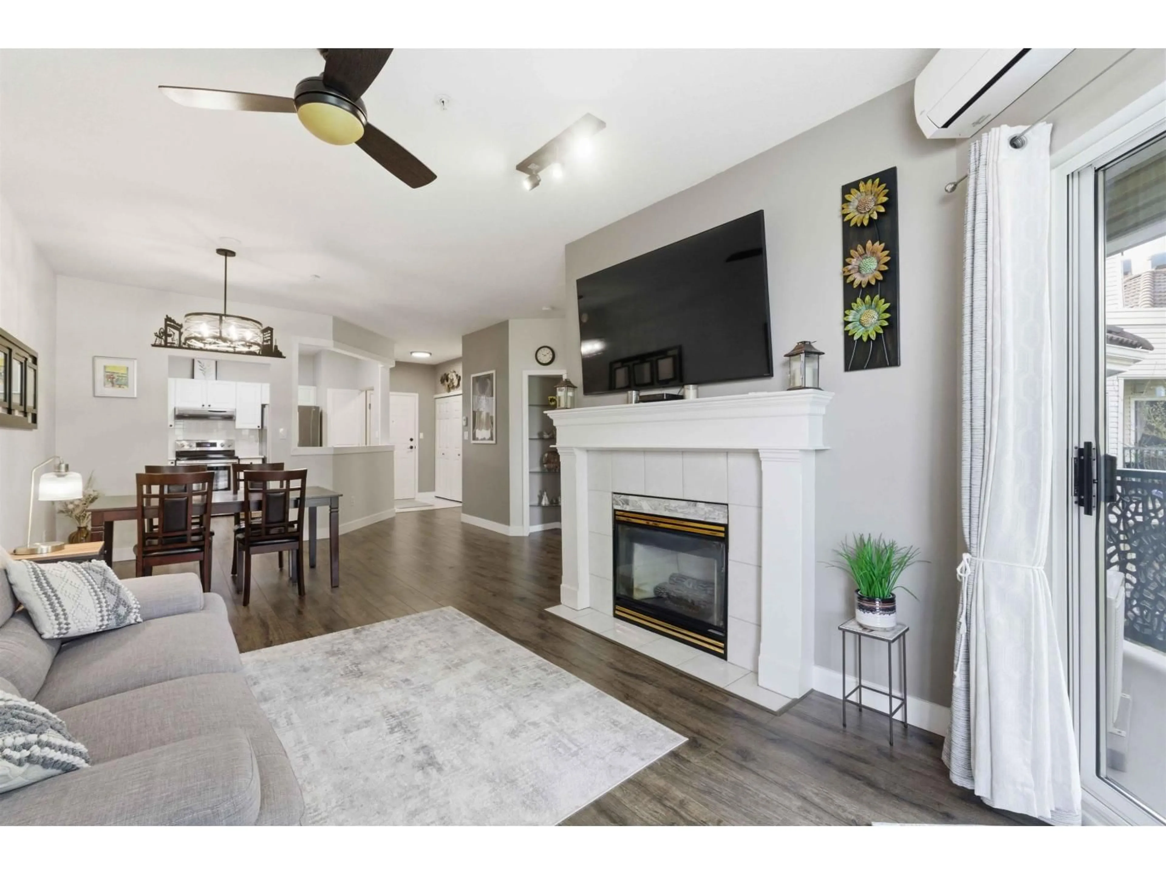 Living room with furniture, wood/laminate floor for 415 - 3172 GLADWIN ROAD, Abbotsford British Columbia V2T5T3