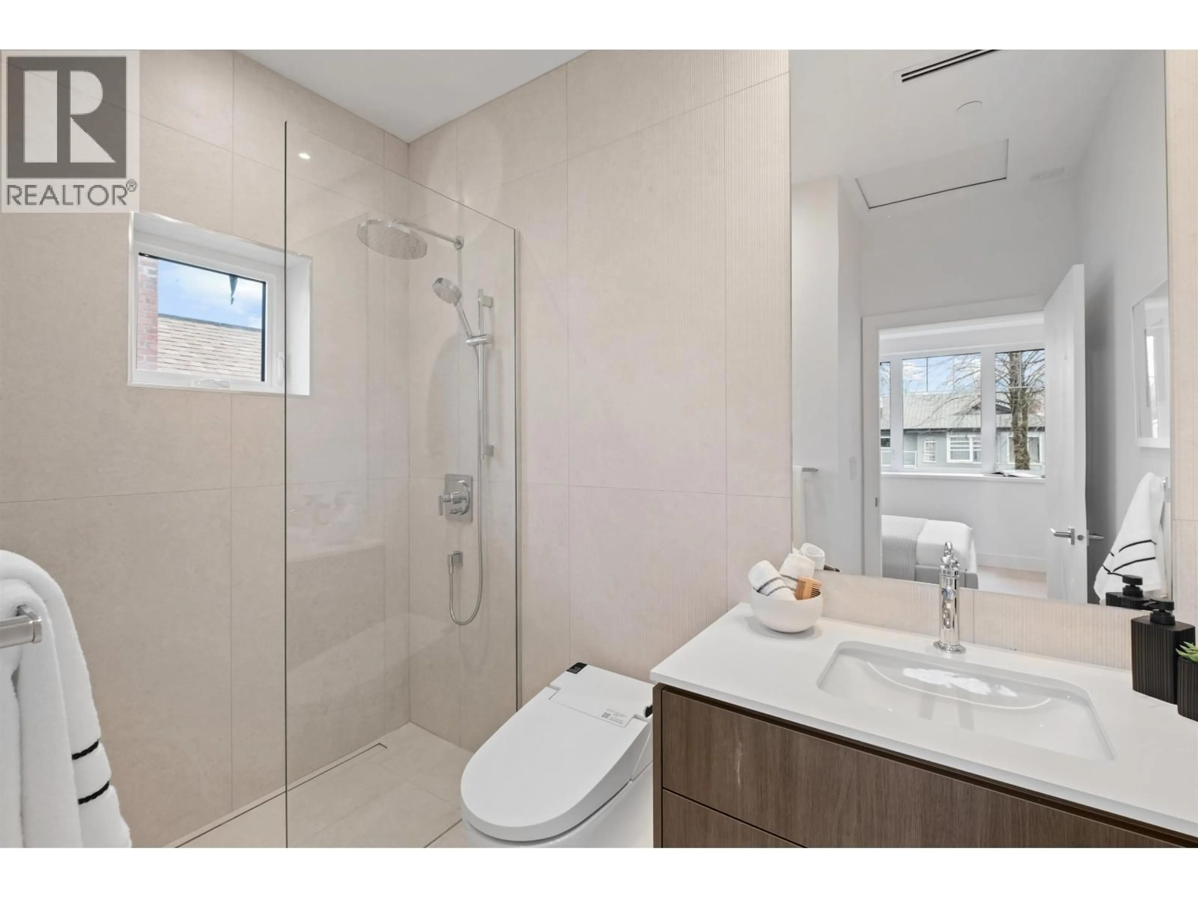 Standard bathroom, ceramic/tile floor for 2238 5TH AVENUE, Vancouver British Columbia V5N1M8