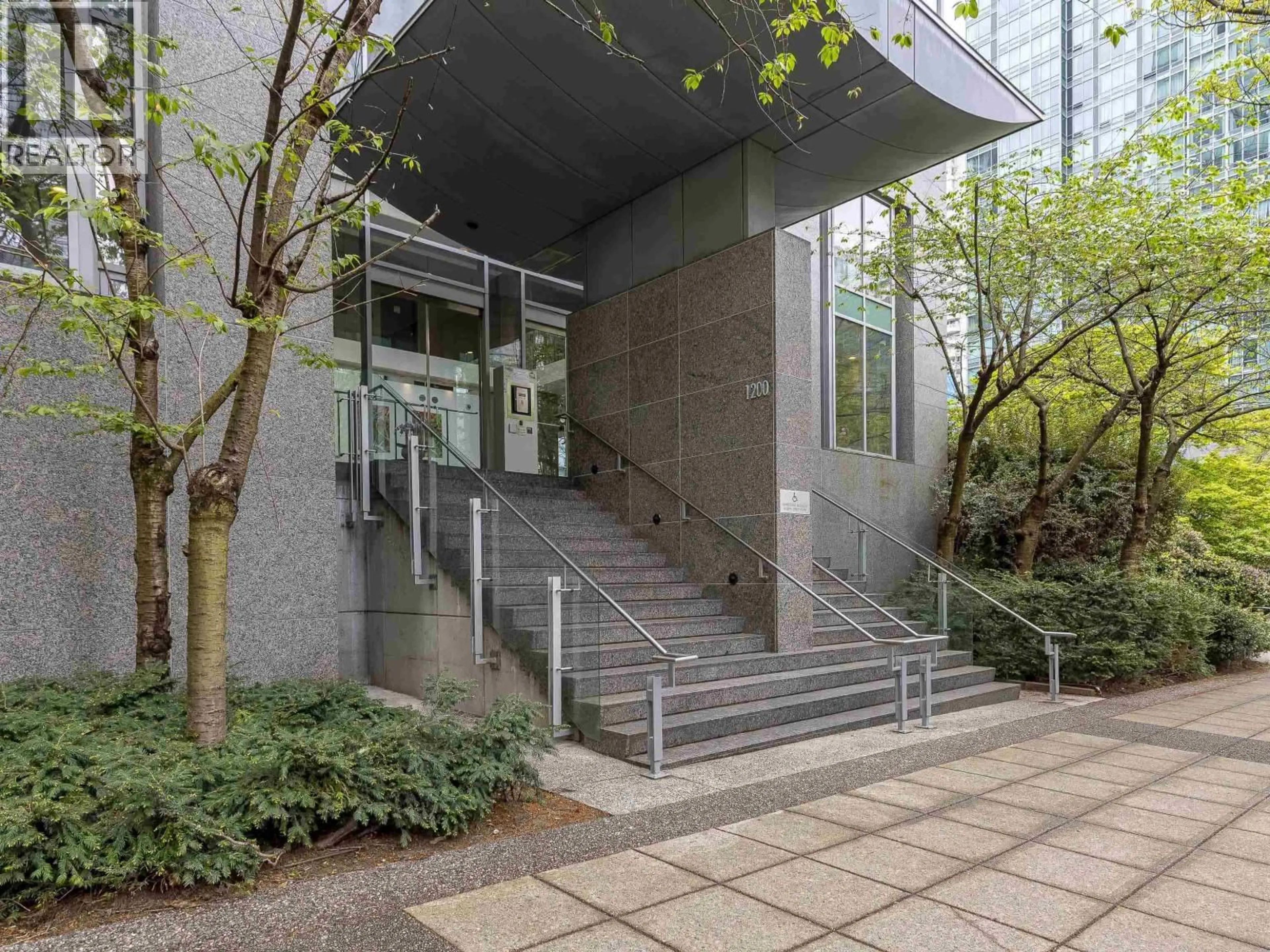 Indoor foyer for 501 - 1200 GEORGIA STREET, Vancouver British Columbia V6E4R2