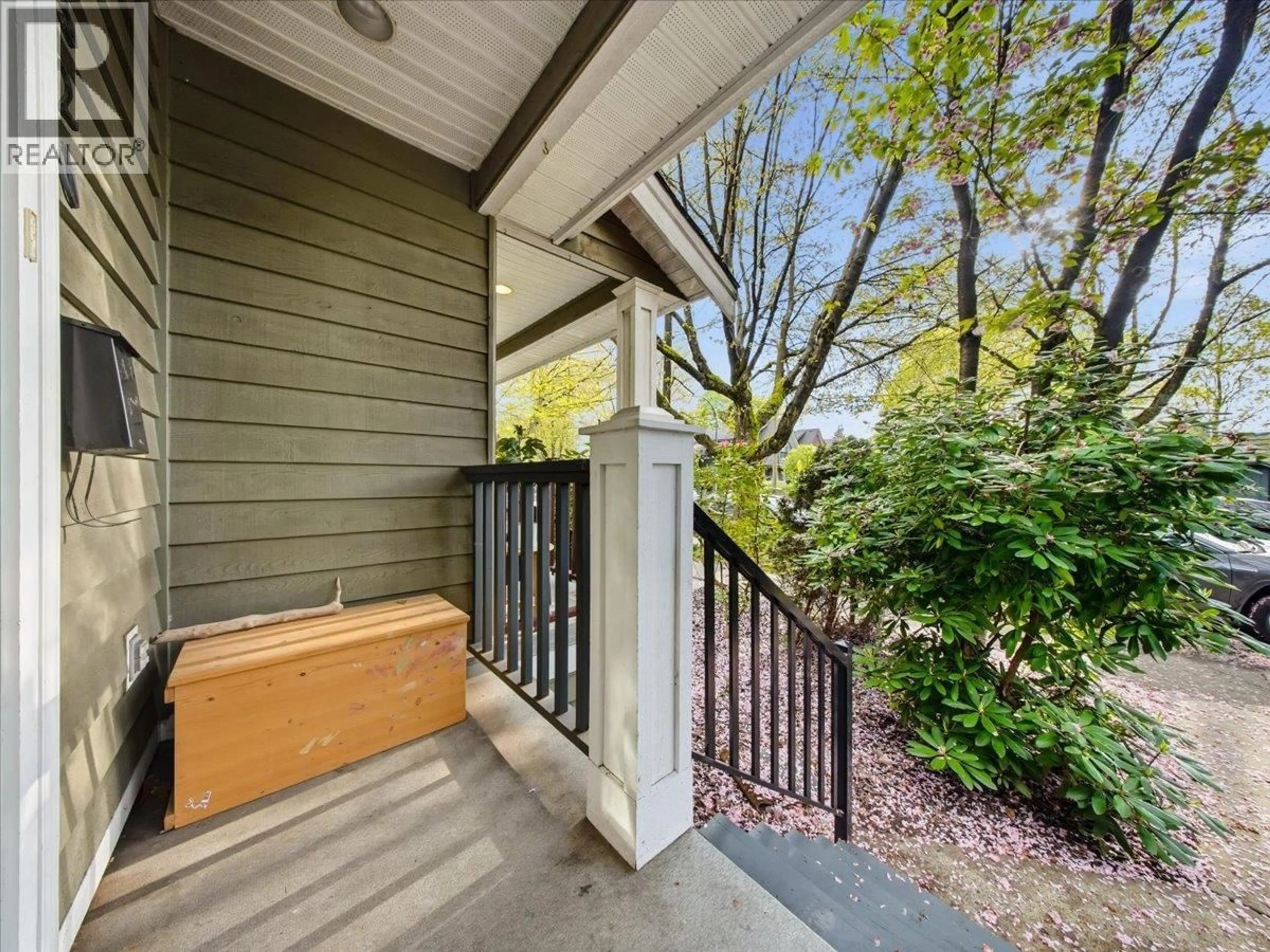 Indoor entryway for 1320 VICTORIA DRIVE, Vancouver British Columbia V5L4G8