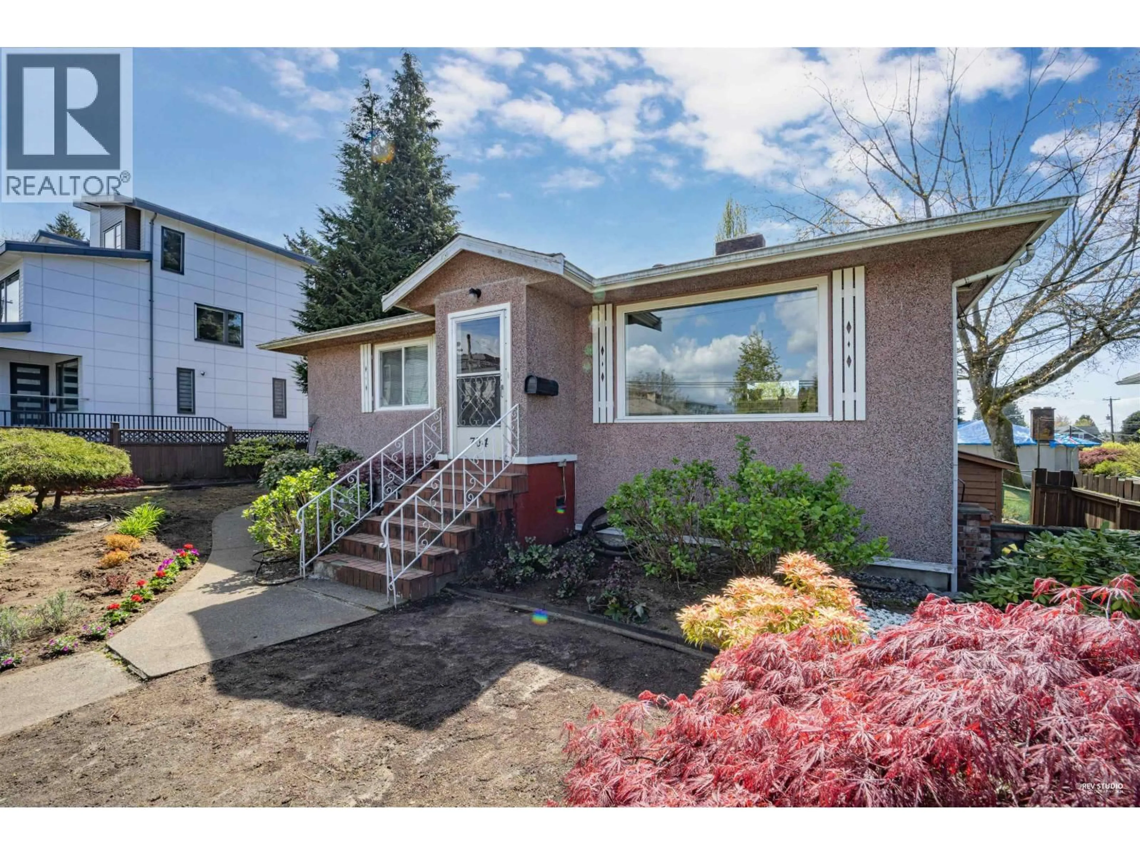 Home with vinyl exterior material, street for 704 SMITH AVENUE, Coquitlam British Columbia V3J2W7