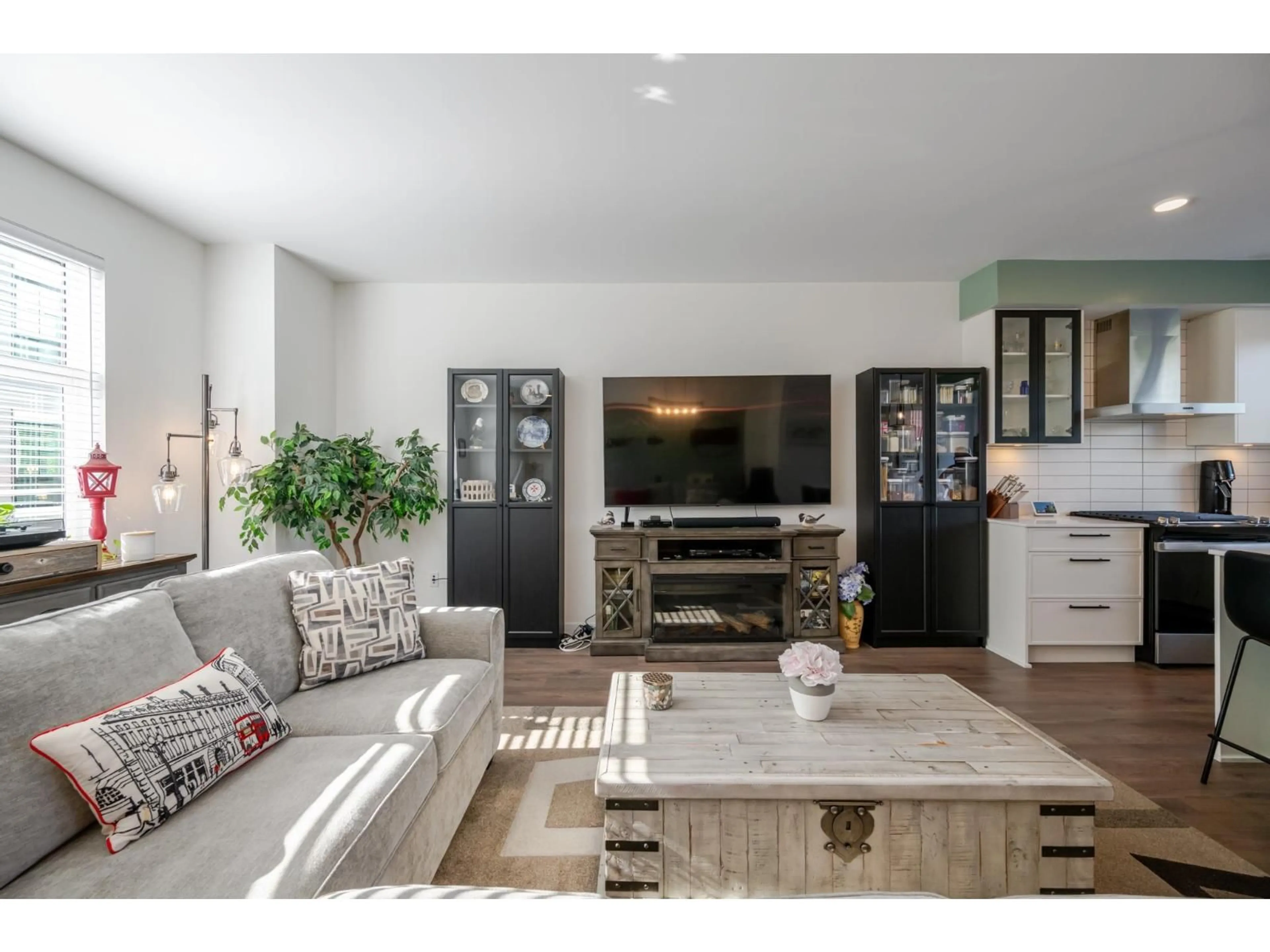 Living room with furniture, unknown for 35 - 2774 MONTROSE AVENUE, Abbotsford British Columbia V2S0N4