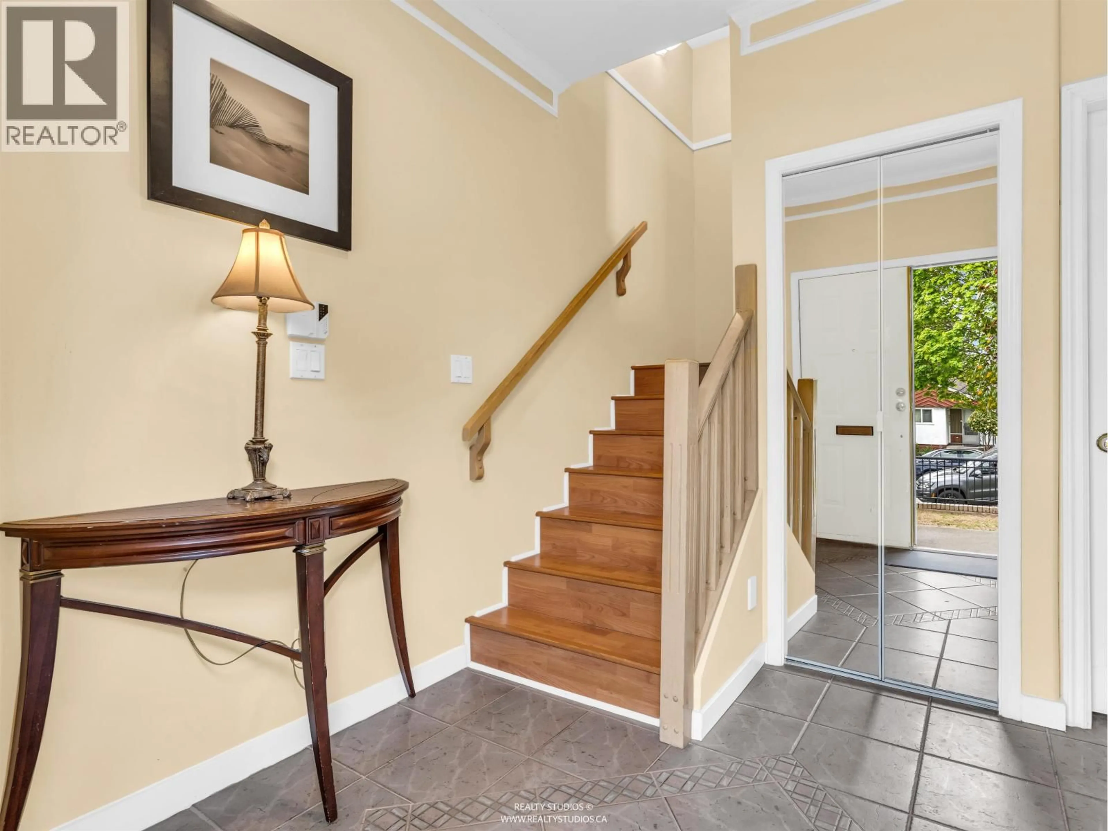 Indoor foyer for 5323 DUMFRIES STREET, Vancouver British Columbia V5P3A3
